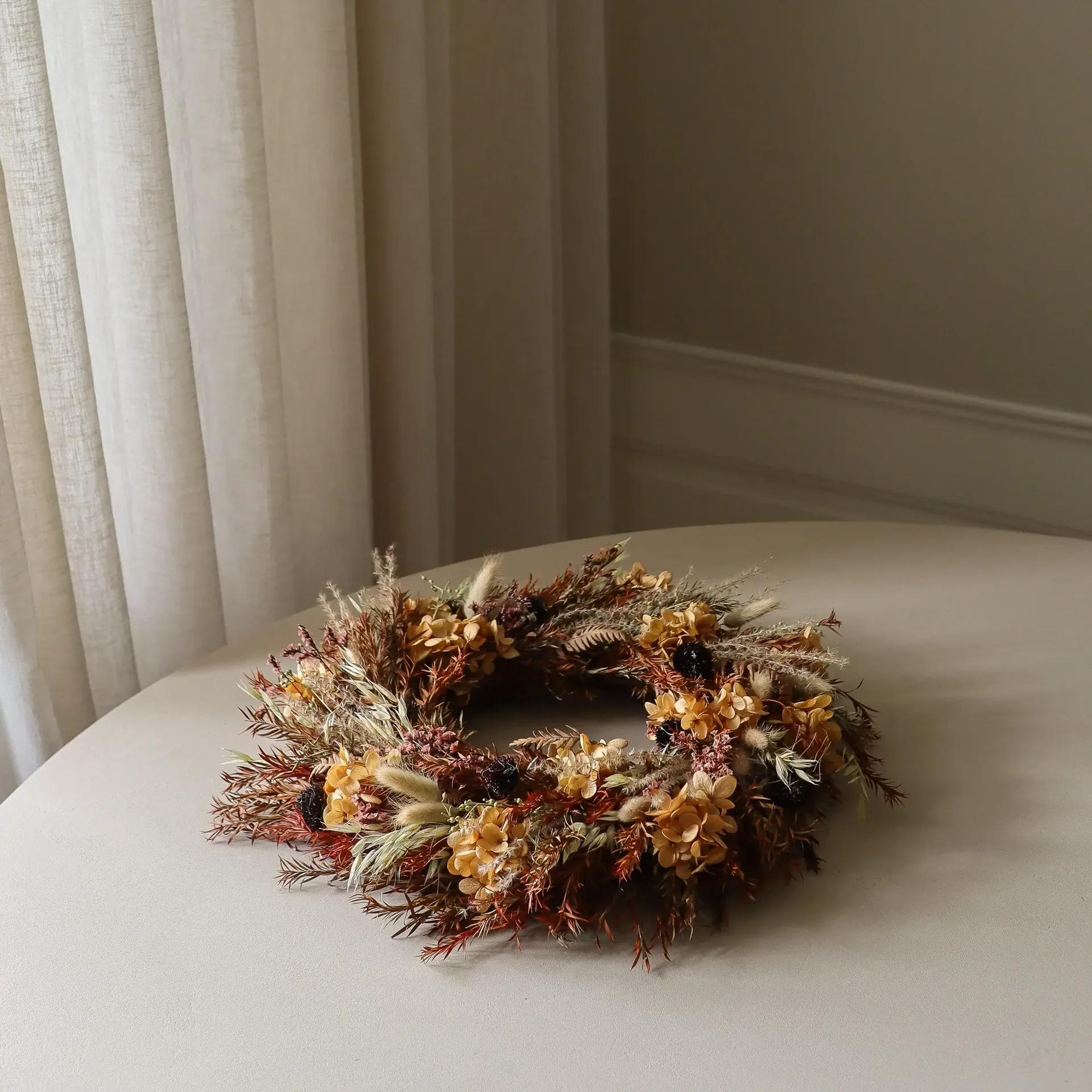 Golden Meadow Wreath 花冠, アジサイ・ドライグラス・シダ・ラビットイヤー、直径40 cm Botané | ボタネ