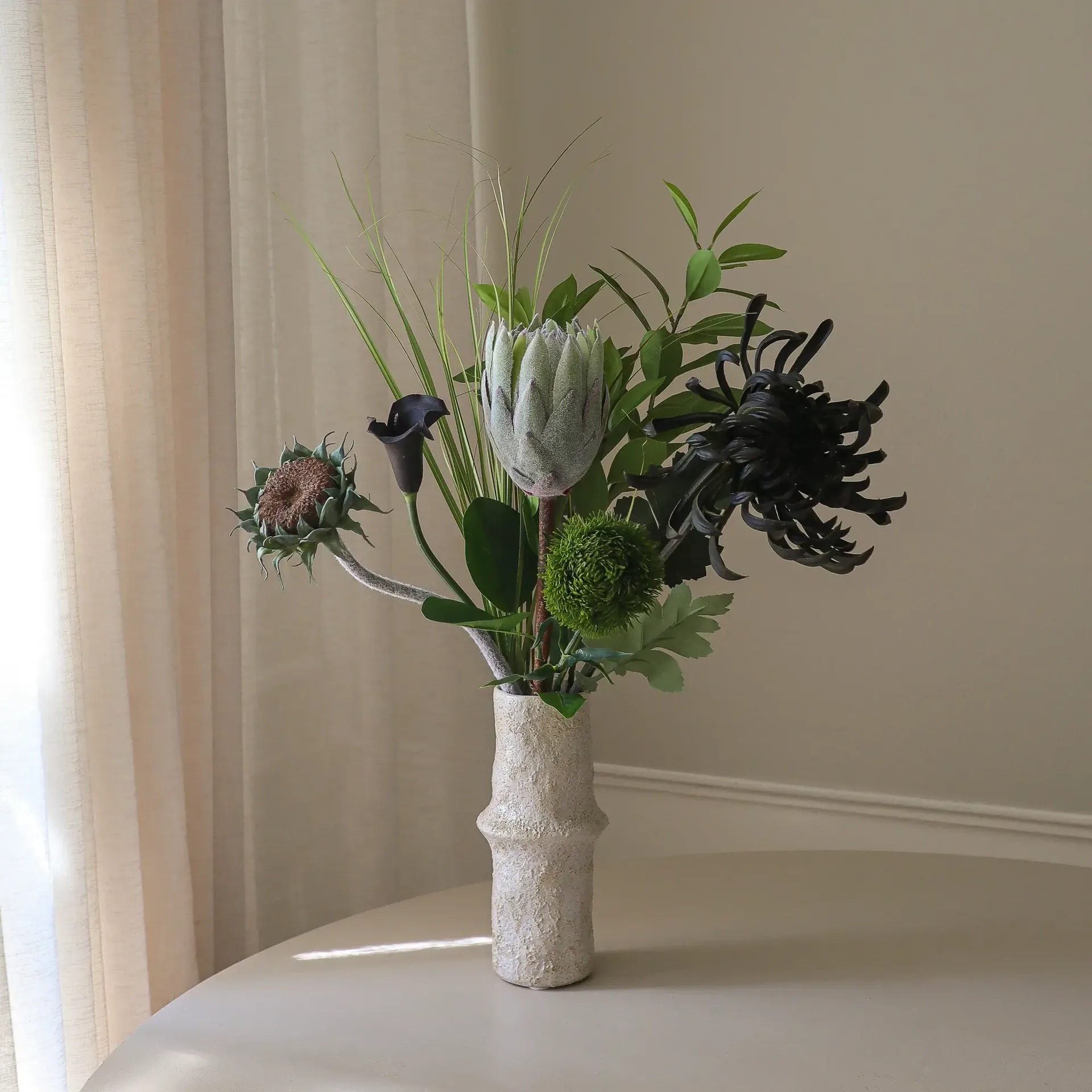 Midnight Wilderness 人工ブーケ, キングプロテア・キク・カラー・カーネーション、78 cm、7点 Botané | ボタネ