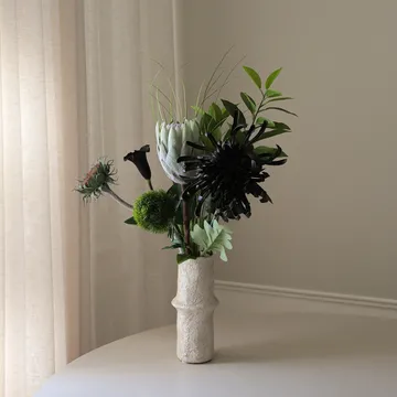 Midnight Wilderness 人工ブーケ - キングプロテア・キク・カラー・カーネーション、78 cm、7点 - Botané | ボタネ