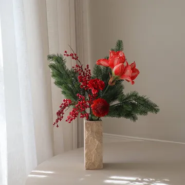 Red spritz artificial bouquet - Amaryllis, carnation, berry branches, spruce branches, 72 cm - Botané | ボタネ