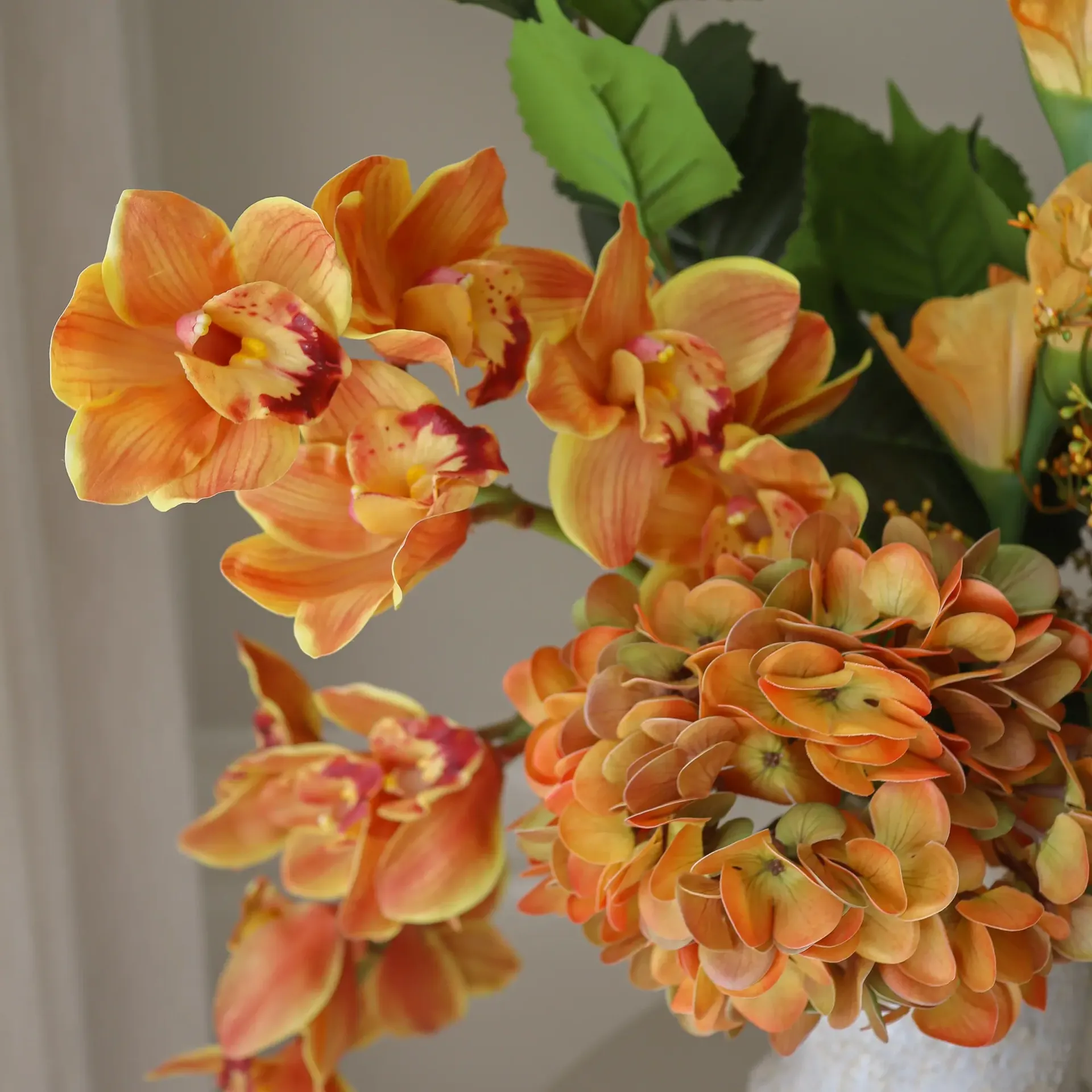 The Orangery 人工ブーケ, シンビジウム蘭・グラジオラス・アジサイ、85 cm、10点 Botané | ボタネ