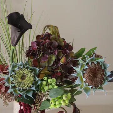 Woodland Nocturne 人工ブーケ - カラー・アンスリウム・アジサイ・オータムサンフラワー、112 cm、14点 - Botané | ボタネ
