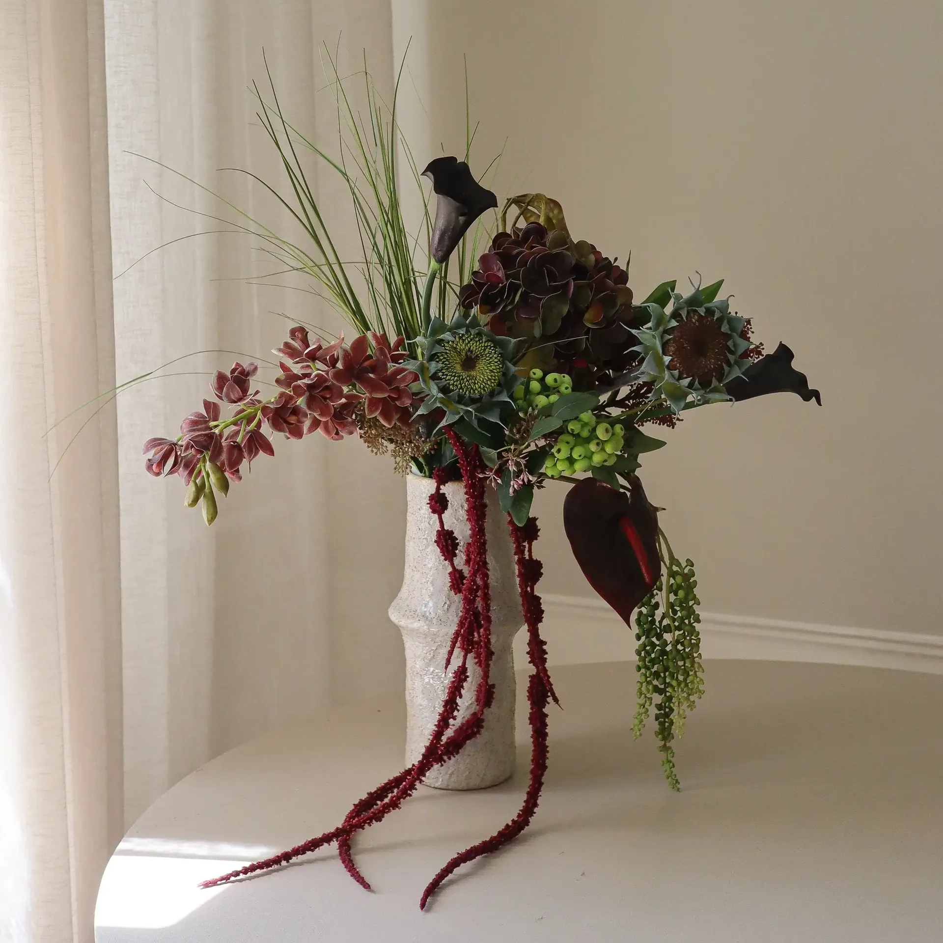 Woodland Nocturne 人工ブーケ, カラー・アンスリウム・アジサイ・オータムサンフラワー、112 cm、14点 Botané | ボタネ