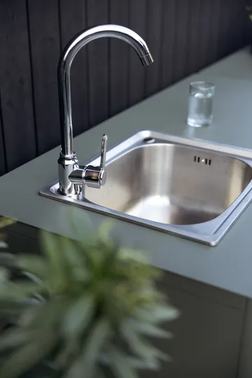 Kelia アウトドアキッチン ベンチ シェルフ付き - Zin red, 121x91x64 cm - Brafab