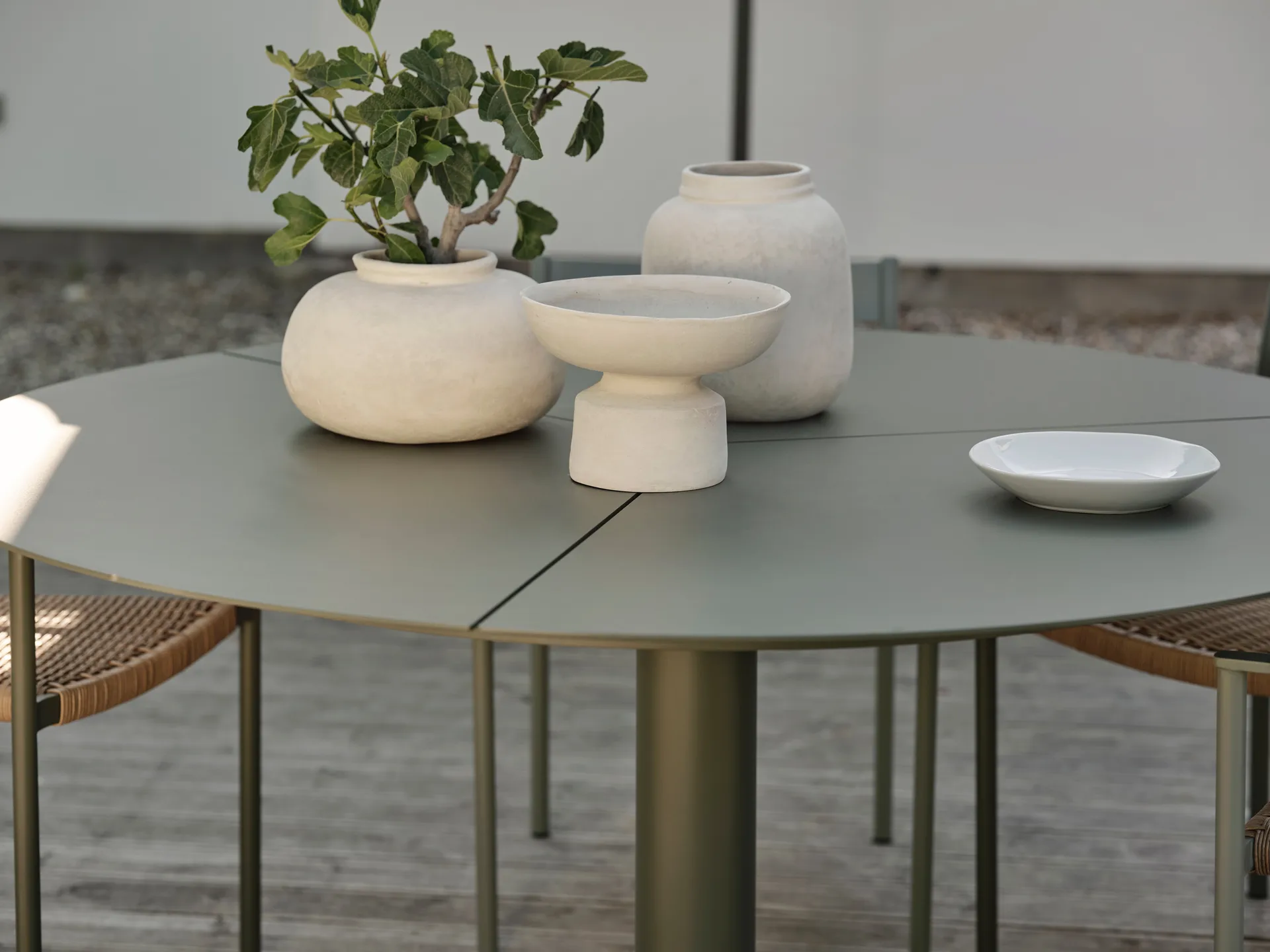 Peace ダイニングテーブル Ø110 cm ノルディックグリーン Brafab