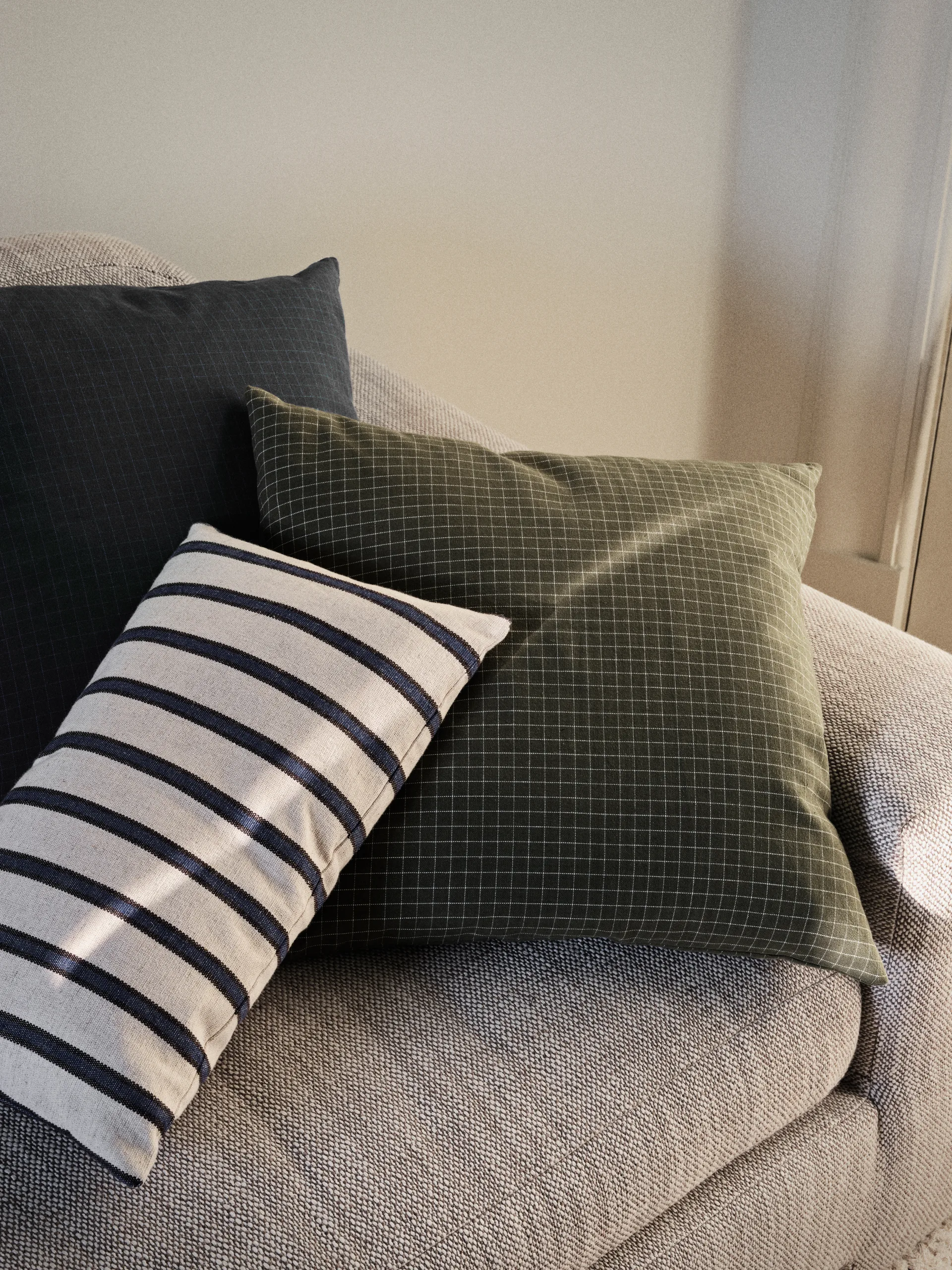 Bodil クッションカバー 50x50 cm, Black-intense blue Broste Copenhagen | ブロスト コペンハーゲン