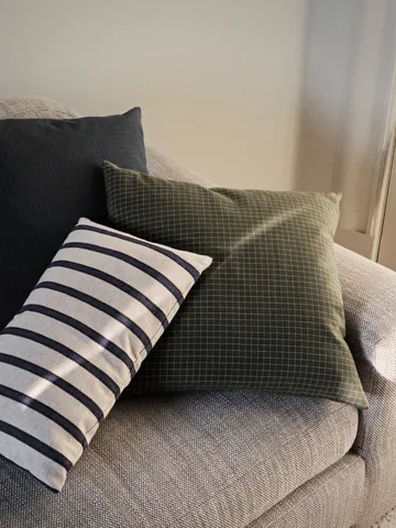 Bodil クッションカバー 50x50 cm - Black-intense blue - Broste Copenhagen | ブロスト コペンハーゲン