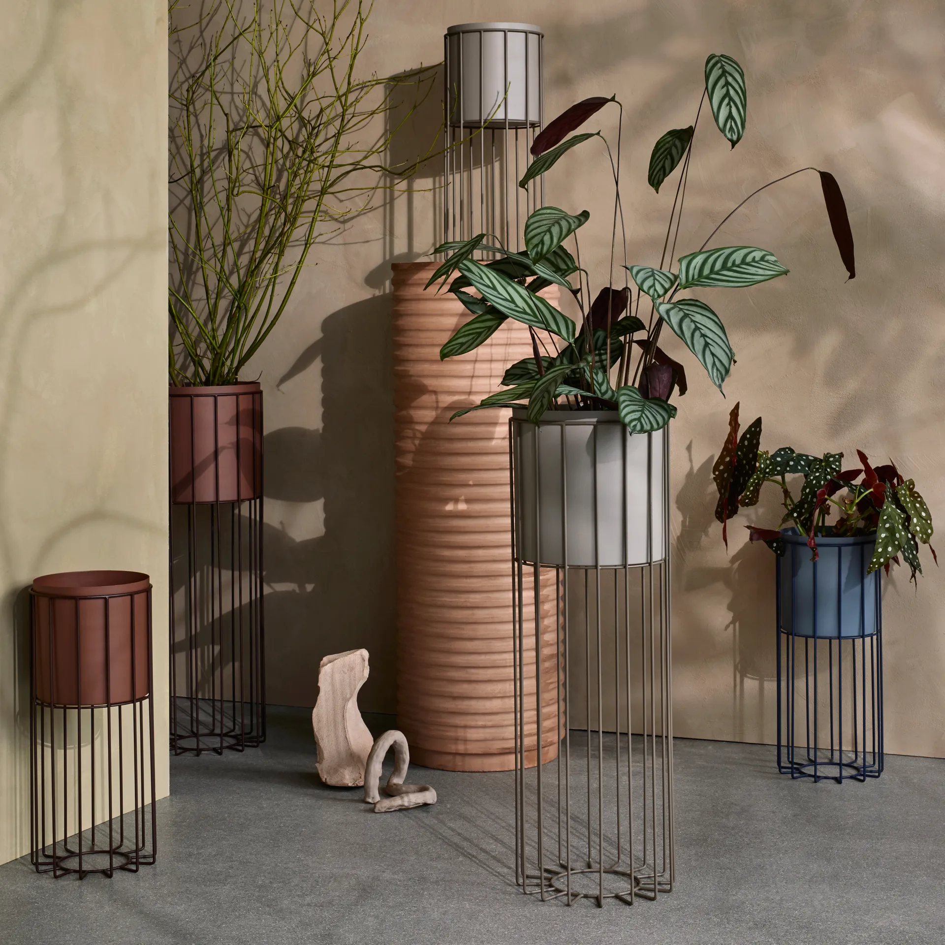 Fenja 植木鉢 スタンド付き 2個セット, simply taupe Broste Copenhagen | ブロスト コペンハーゲン