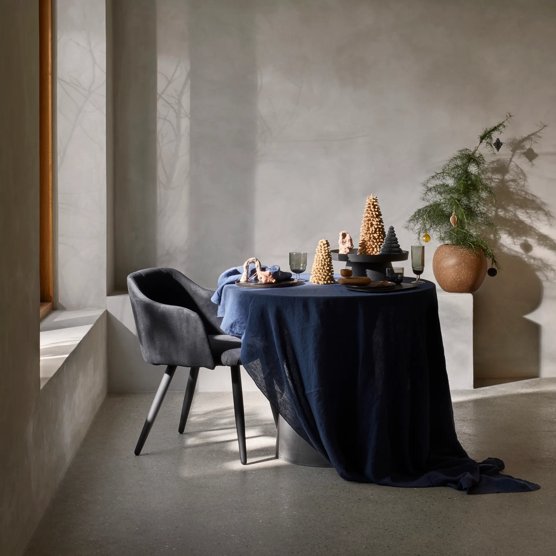 Gracie テーブルクロス 160x300 cm, dark blue Broste Copenhagen | ブロスト コペンハーゲン