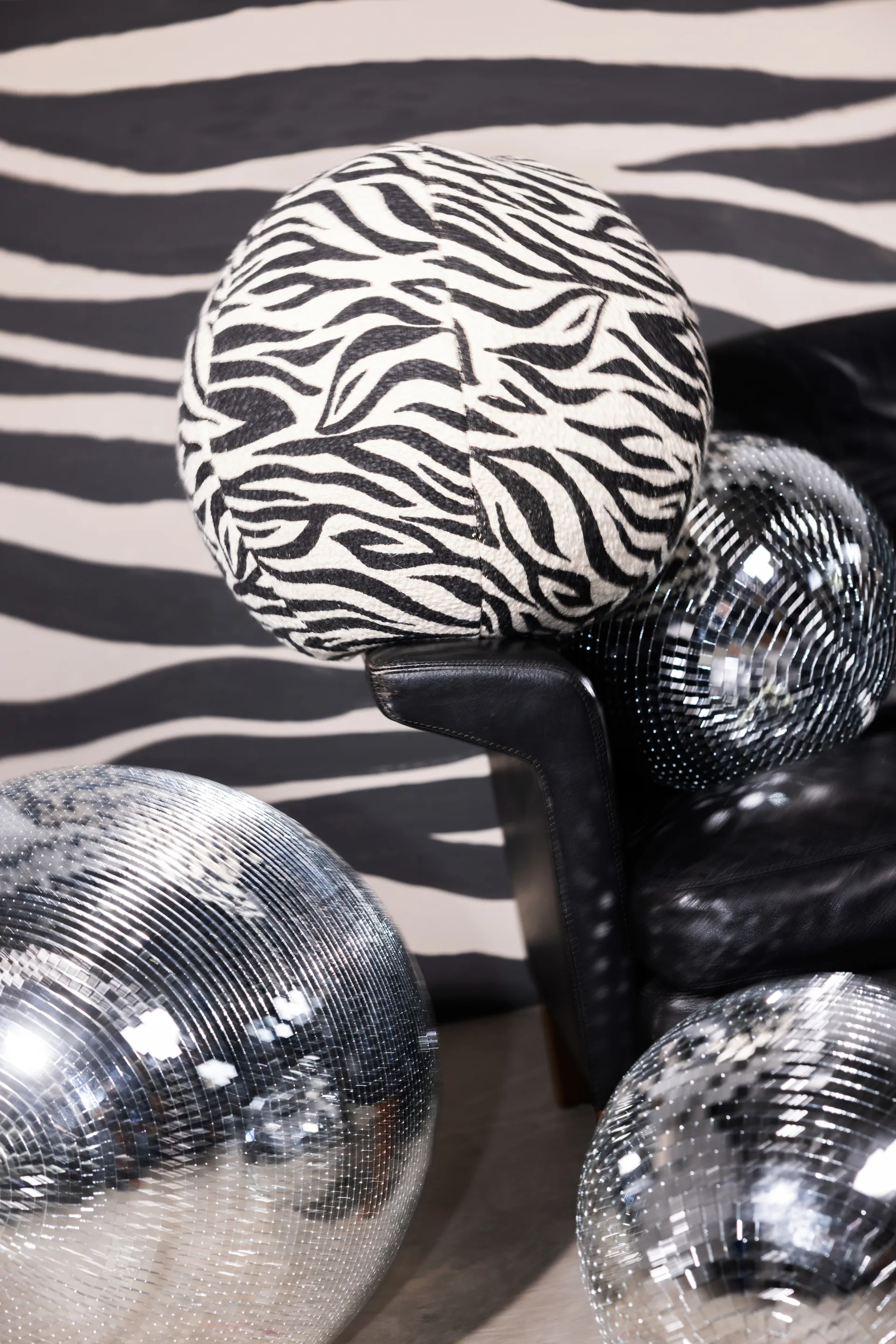 Anima クッション Ø35 cm, Zebra-black Byon | バイオン