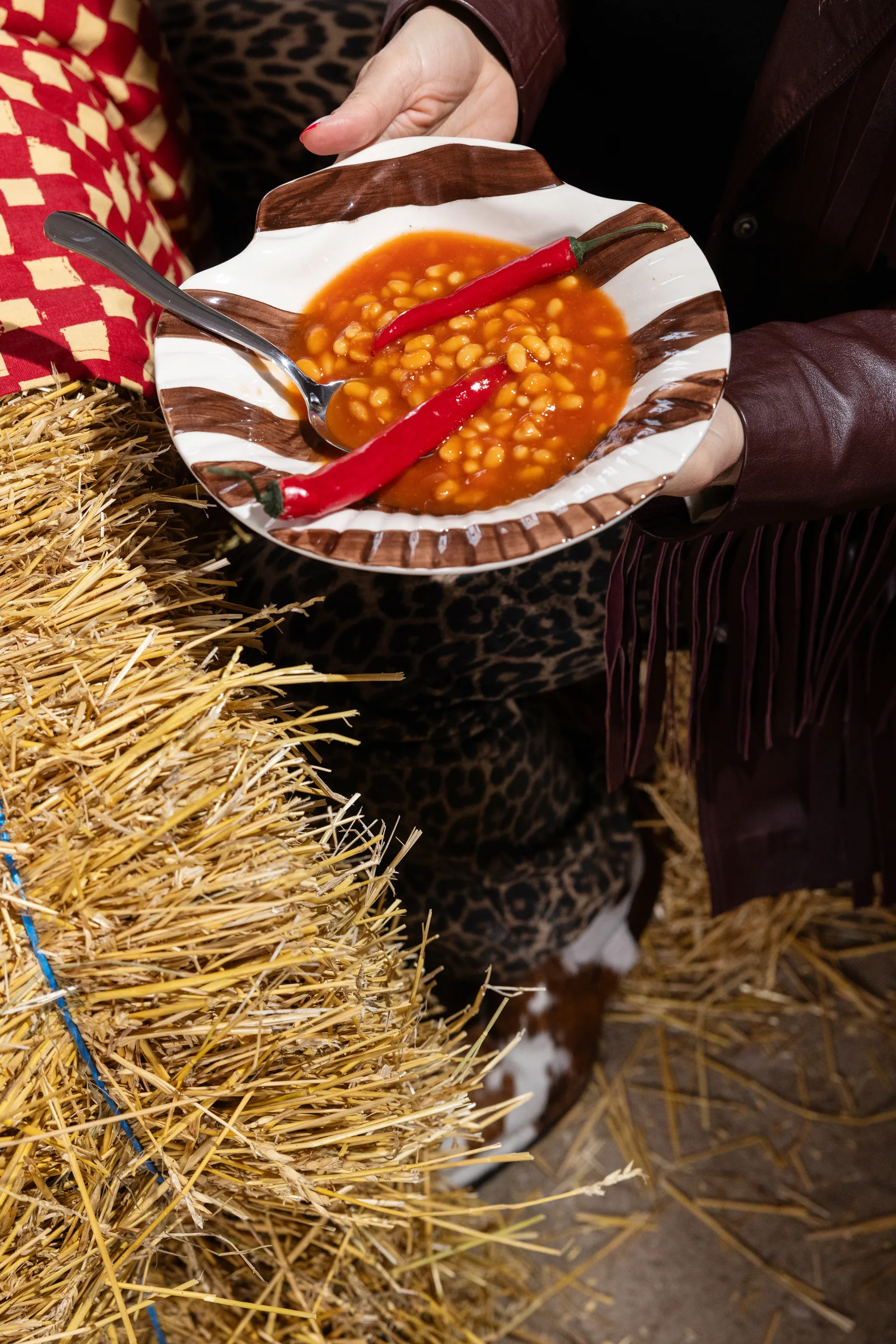 Armona ストライププレート 23.5x23.5 cm, Dark brown-white Byon | バイオン