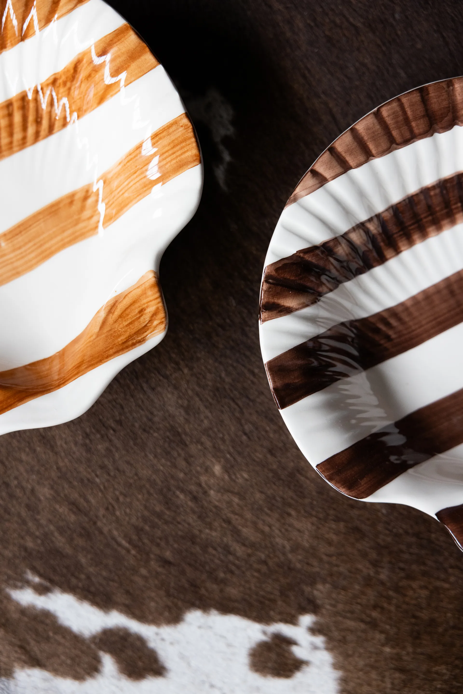 Armona ストライププレート 23.5x23.5 cm, Dark brown-white Byon | バイオン