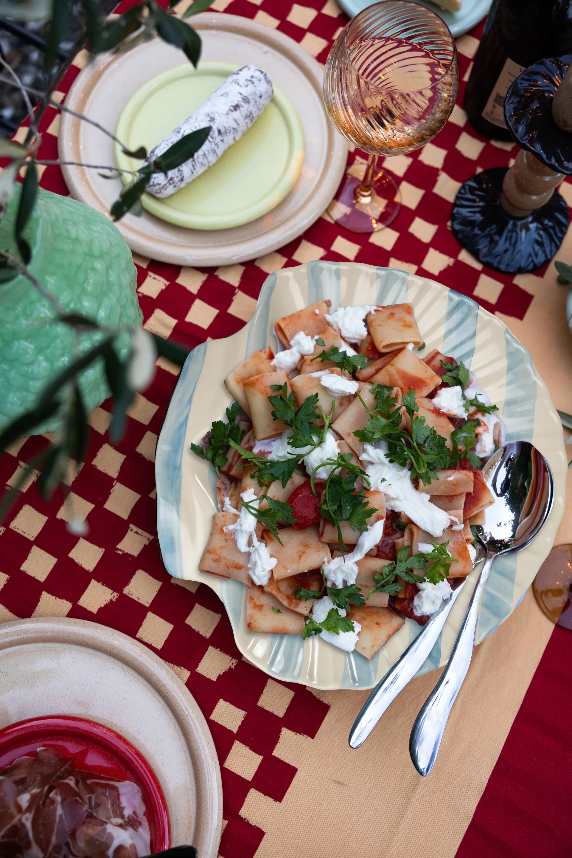 Armona ストライプ サービングプレート 32x32.5 cm, Light blue-white Byon | バイオン