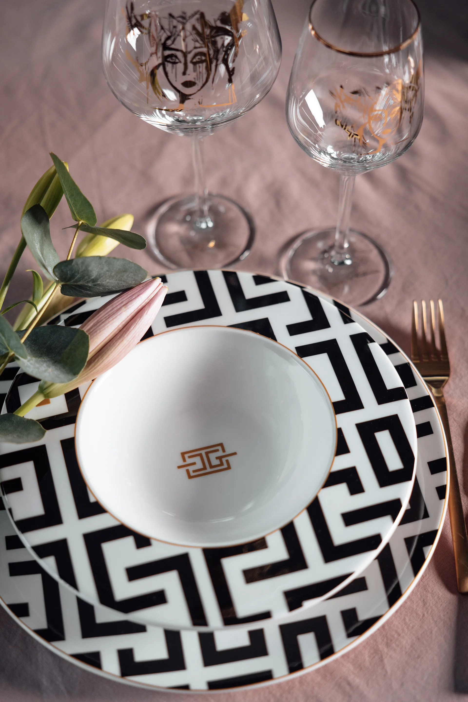 DECO ディーププレート Ø24.5 cm, White-black Carolina Gynning | カロライナ ギニング