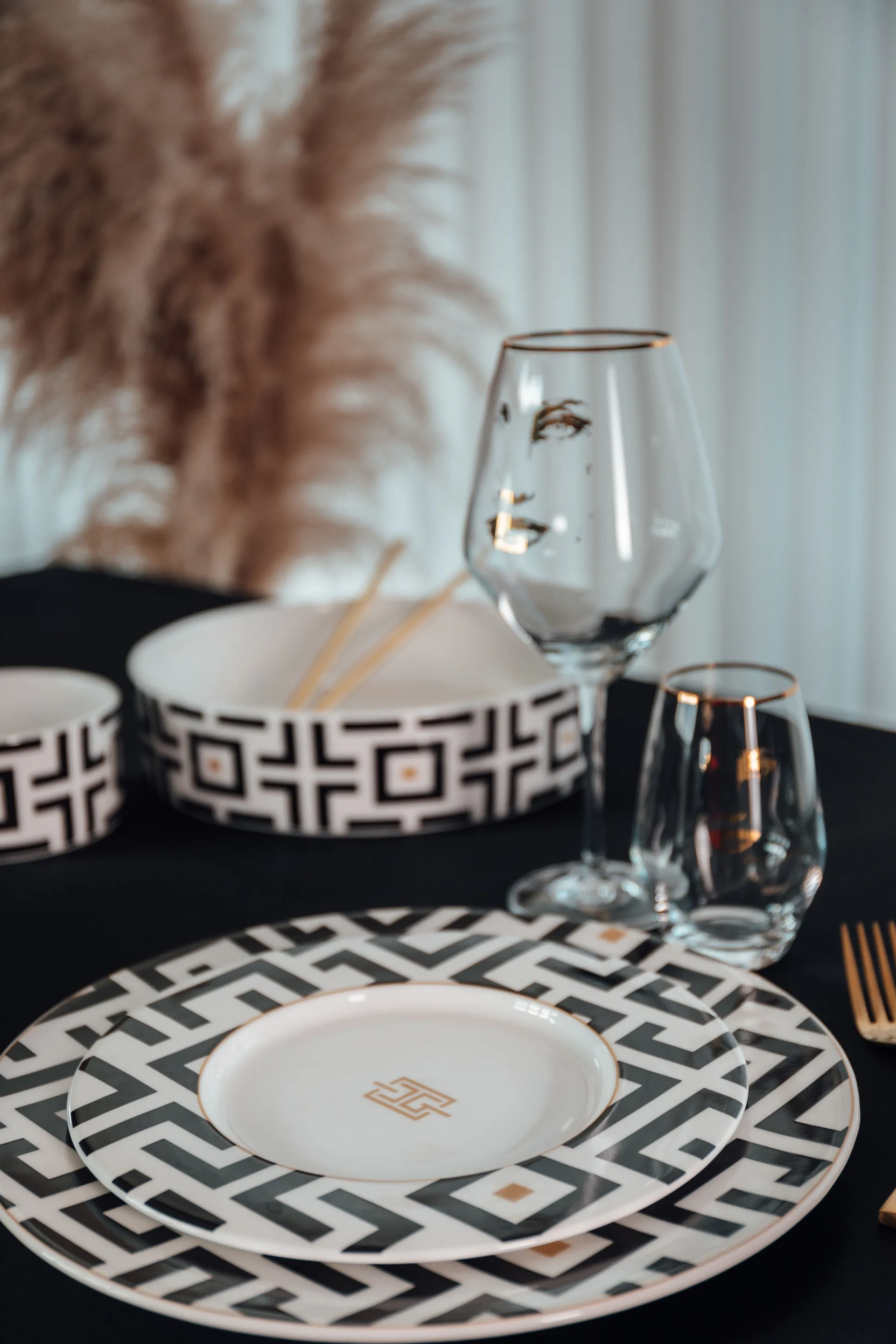 DECO プレート Ø29 cm, White-black Carolina Gynning | カロライナ ギニング