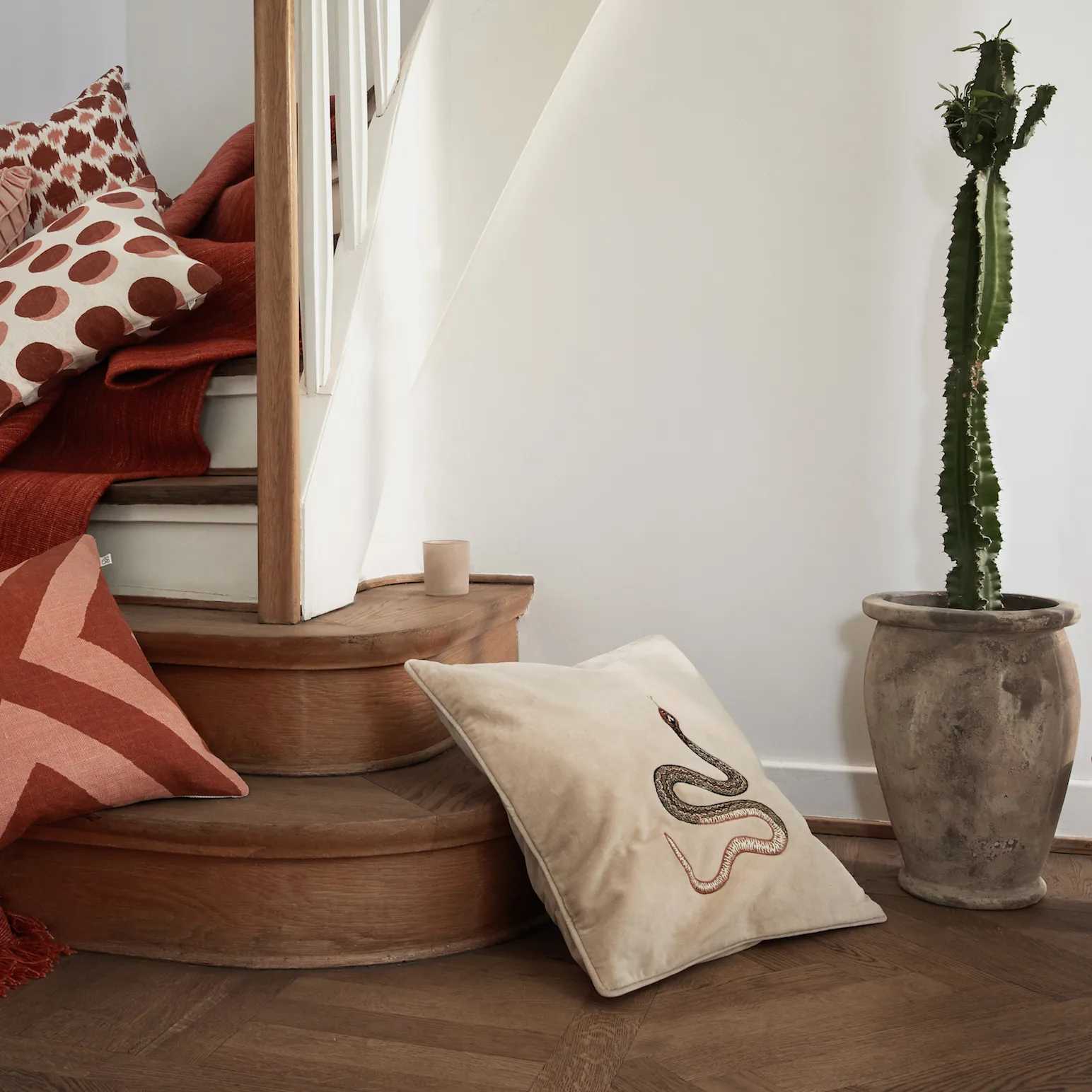 刺繍 コブラ クッションカバー 50x50 cm, Beige Chhatwal & Jonsson | チャットワル＆ヨンソン