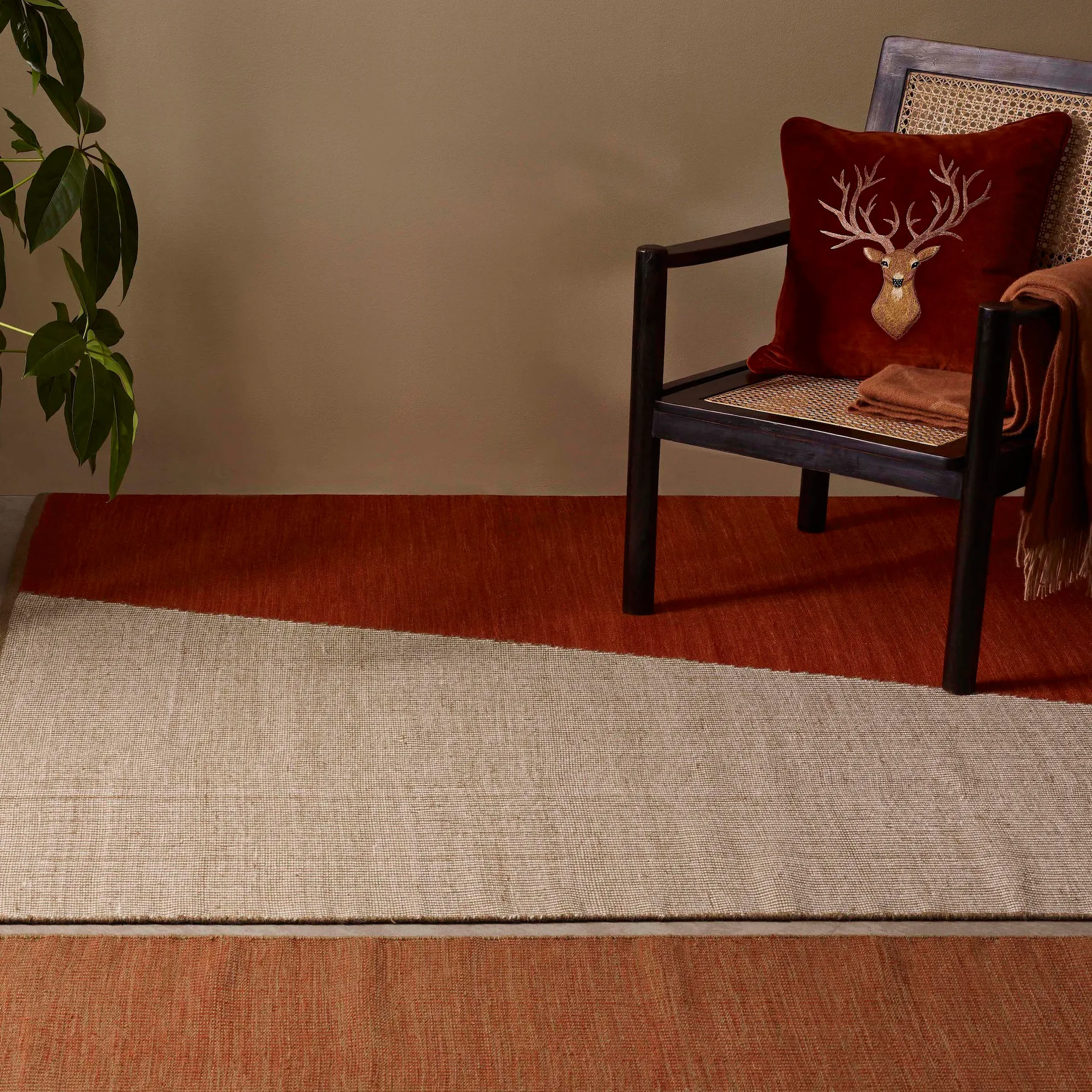 刺繍 トナカイ クッションカバー 50x50 cm, rust Chhatwal & Jonsson | チャットワル＆ヨンソン