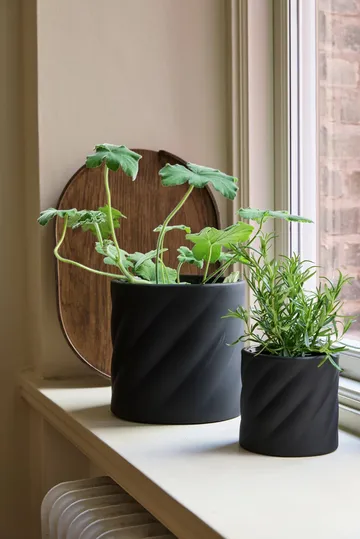 Twist 植木鉢 - Black, medium Ø19 cm - Cooee Design | クーイーデザイン