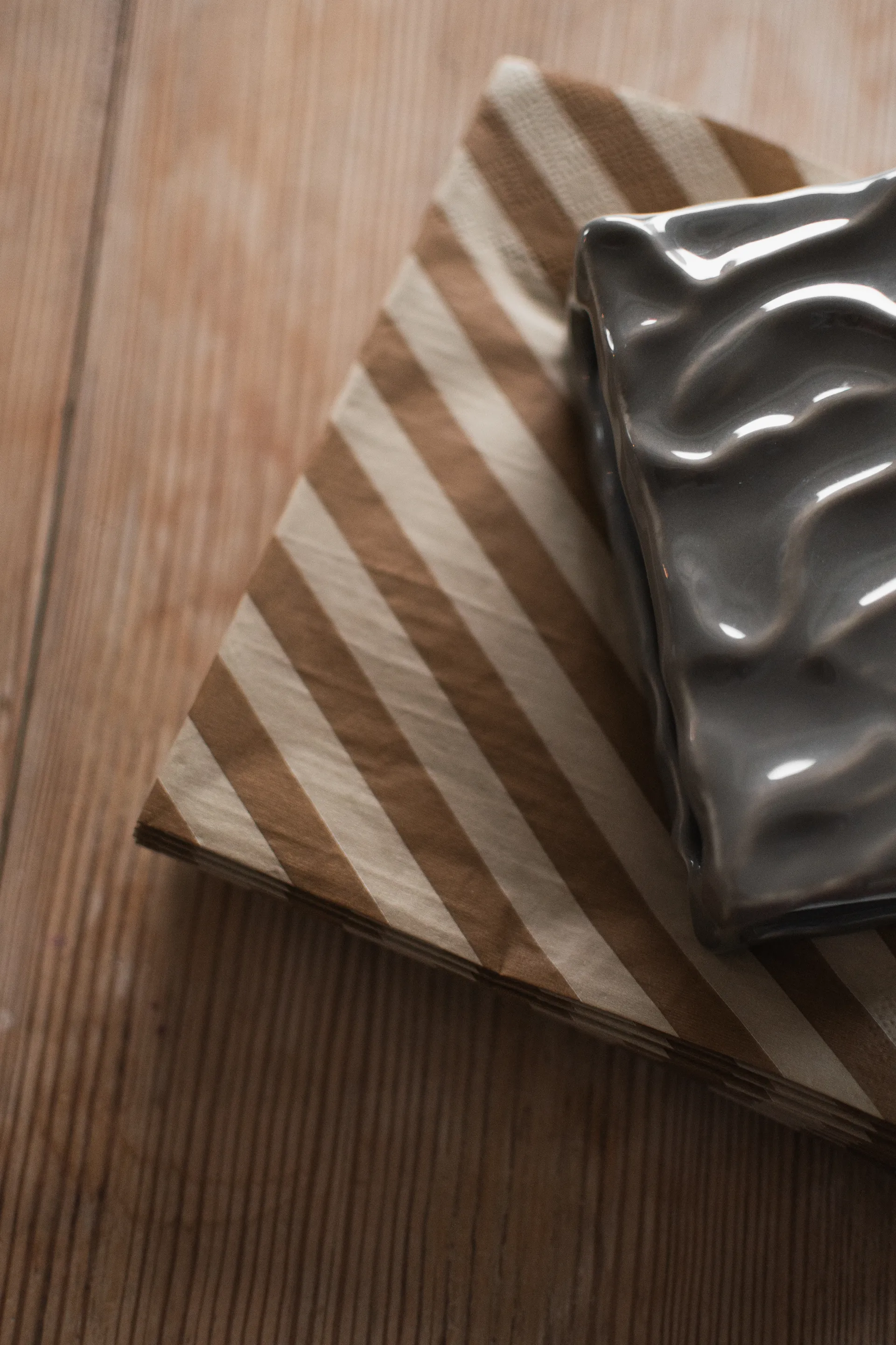 Stripe ペーパーナプキン 33x33 cm 20枚, Nougat DBKD | ディービーケーディー