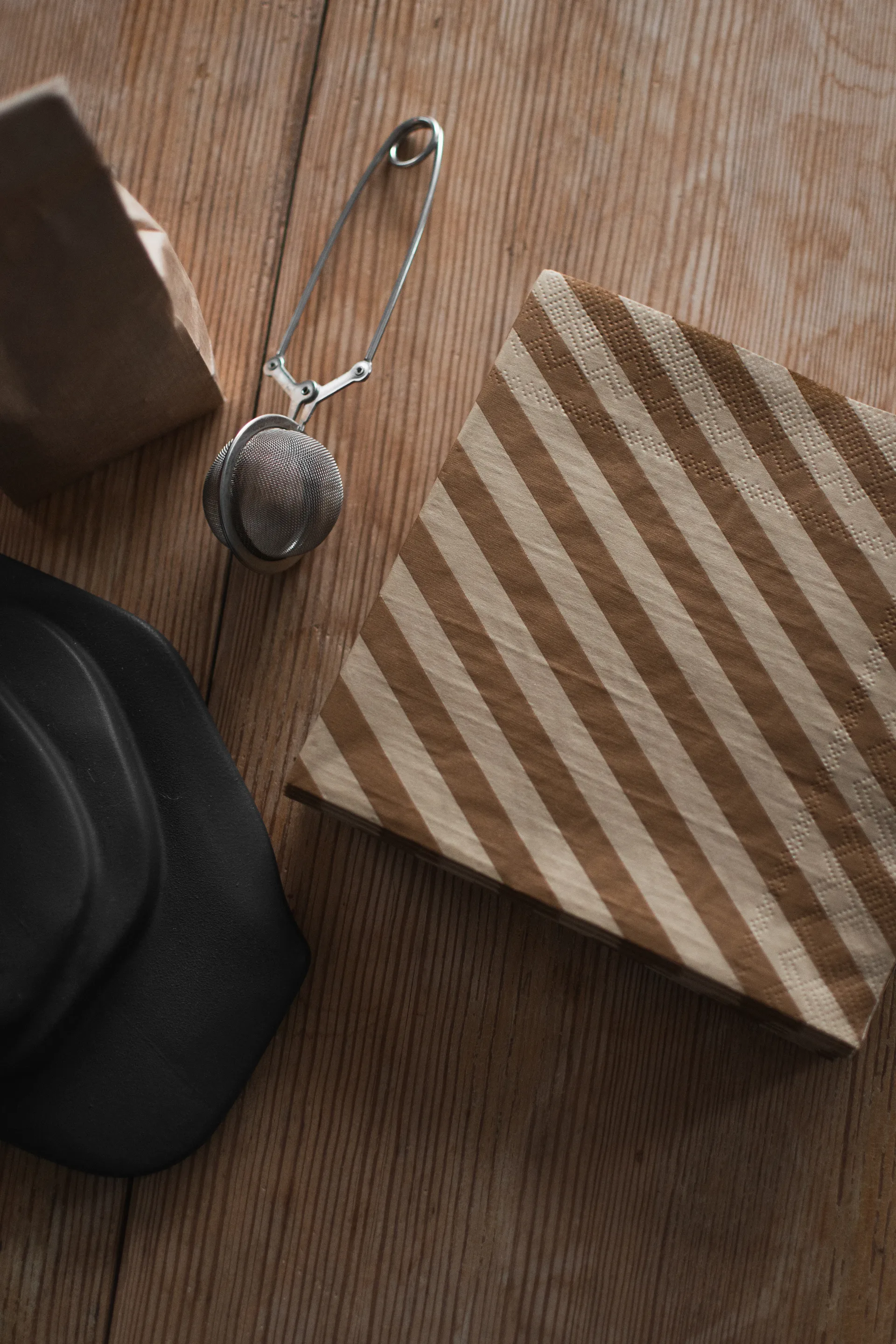 Stripe ペーパーナプキン 33x33 cm 20枚, Nougat DBKD | ディービーケーディー