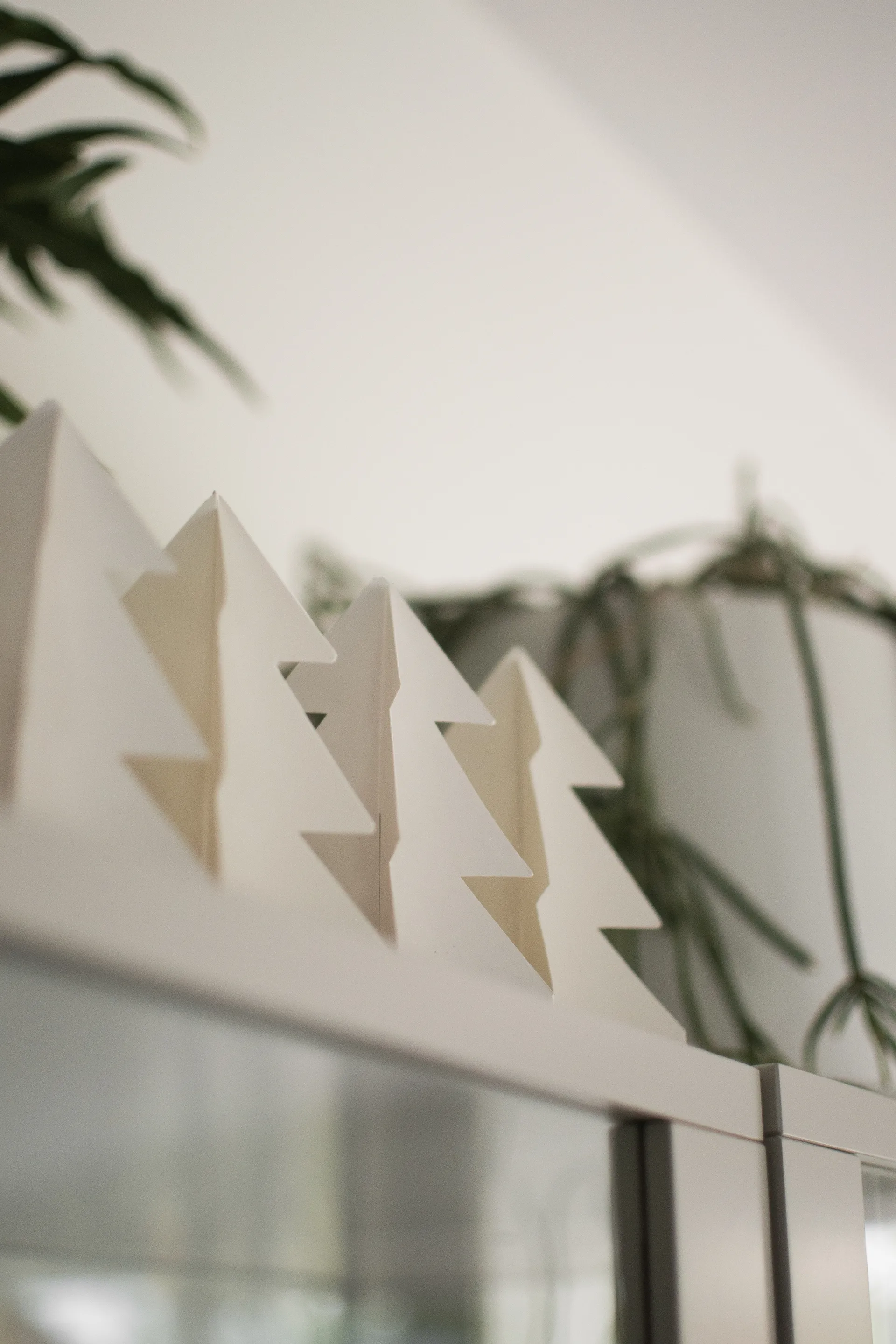 Tree in a row デコレーション 60 cm, White DBKD | ディービーケーディー