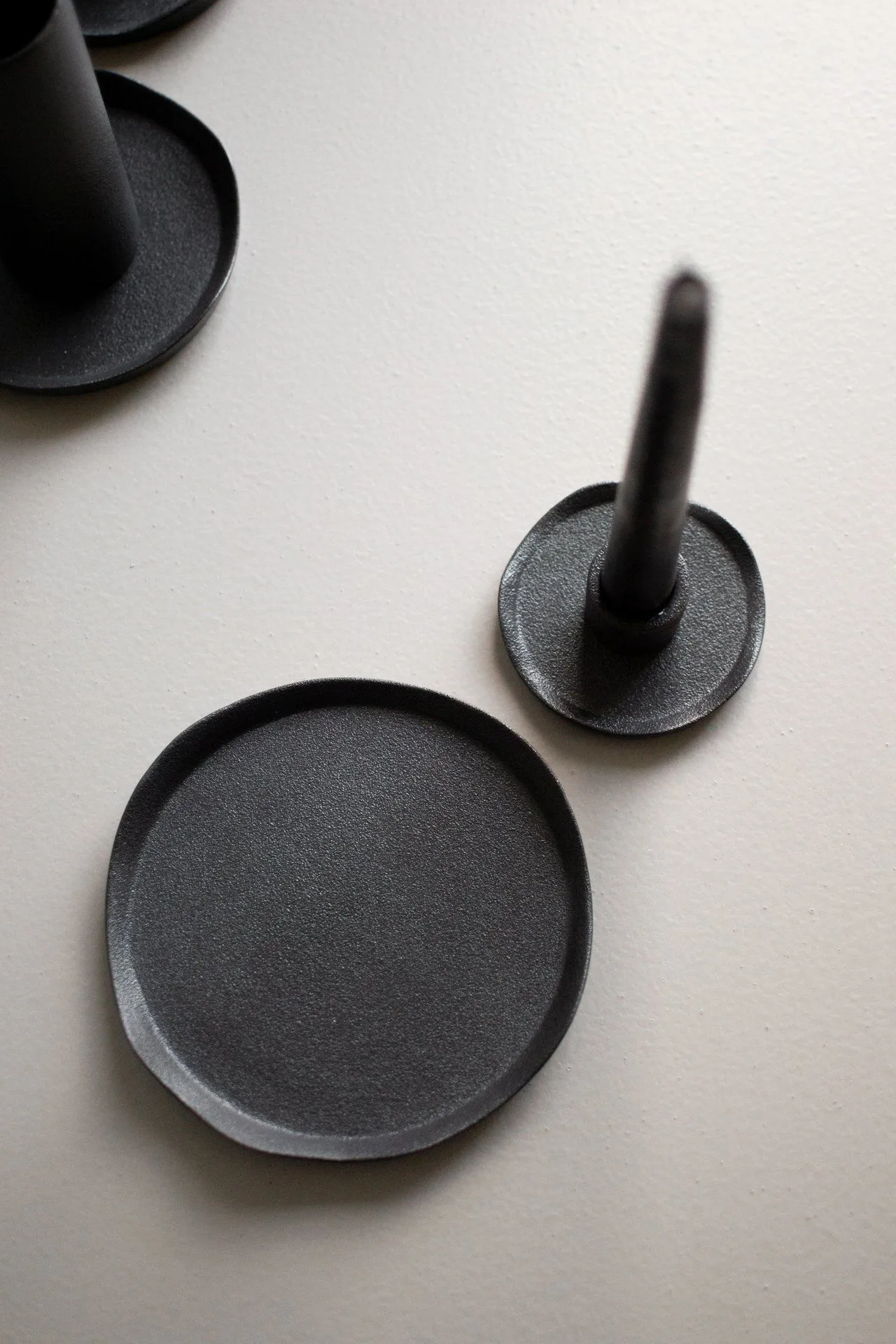 Wave ソーサー Ø16 cm, Cast iron DBKD | ディービーケーディー