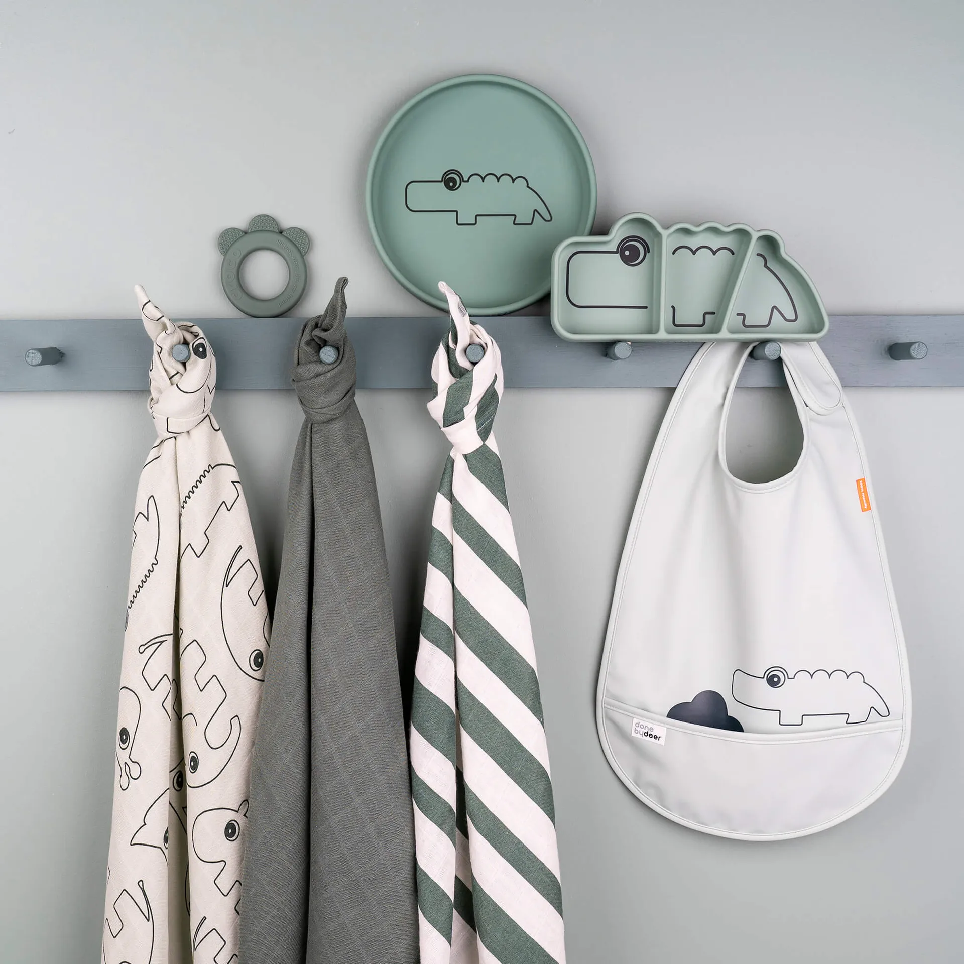 Croco Stick&Stay 子供用プレート 9x21 cm, Green Done by deer