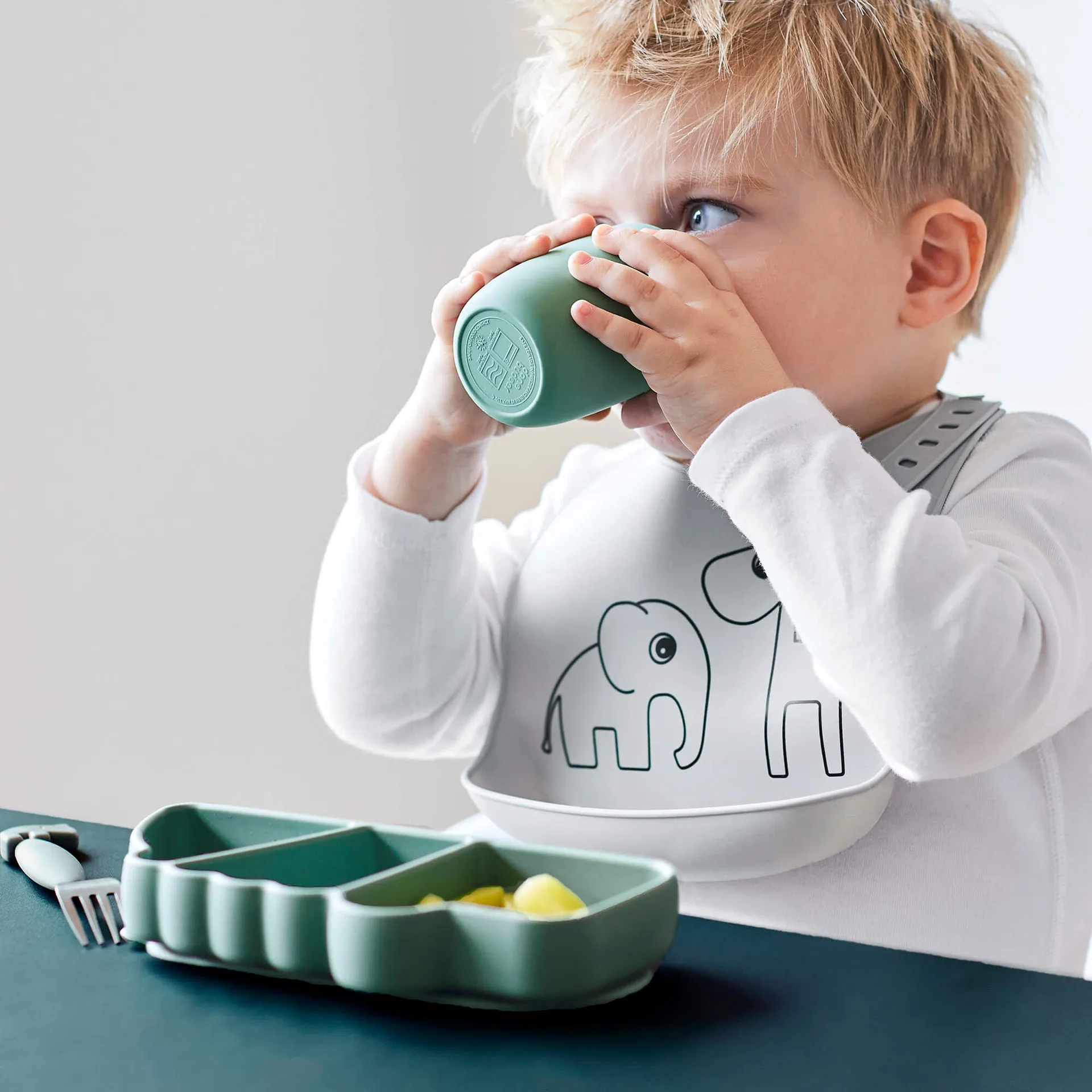 Croco Stick&Stay 子供用プレート 9x21 cm, Green Done by deer