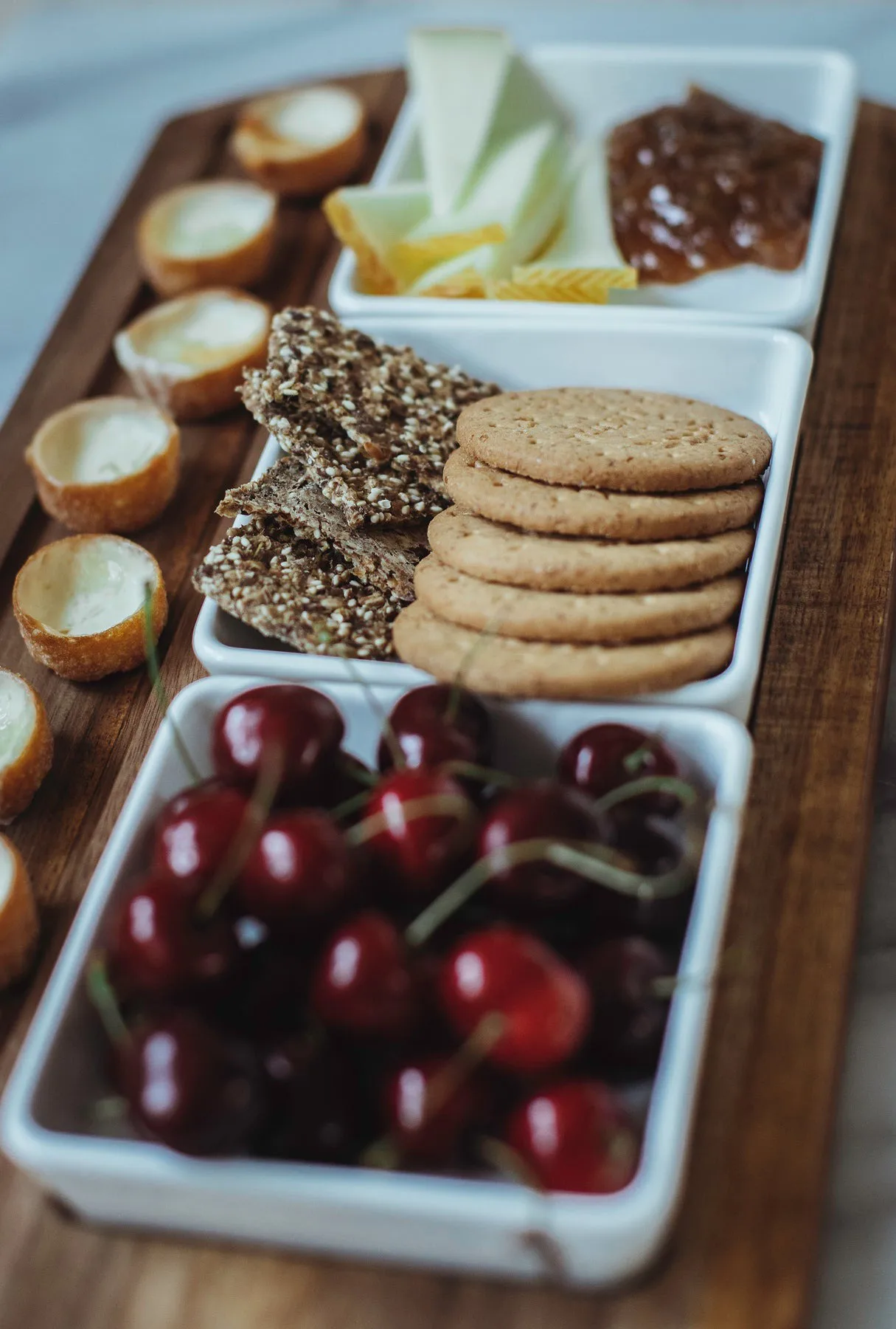 Selina サービングトレイ + ボウル 4個セット, Acacia-white porcelain Dorre