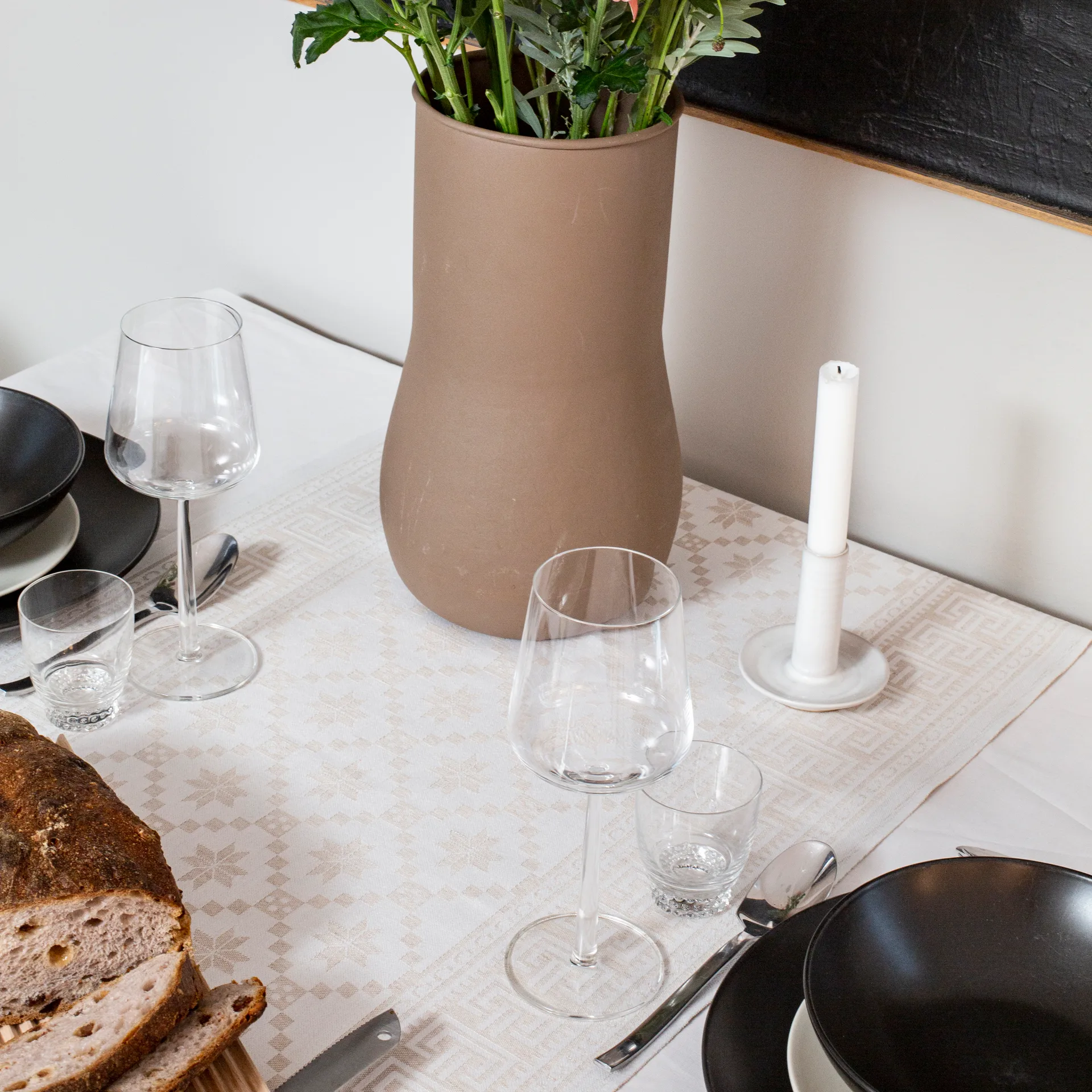 Åttebladrose テーブルランナー 50x150 cm, Beige Ekelund Linneväveri