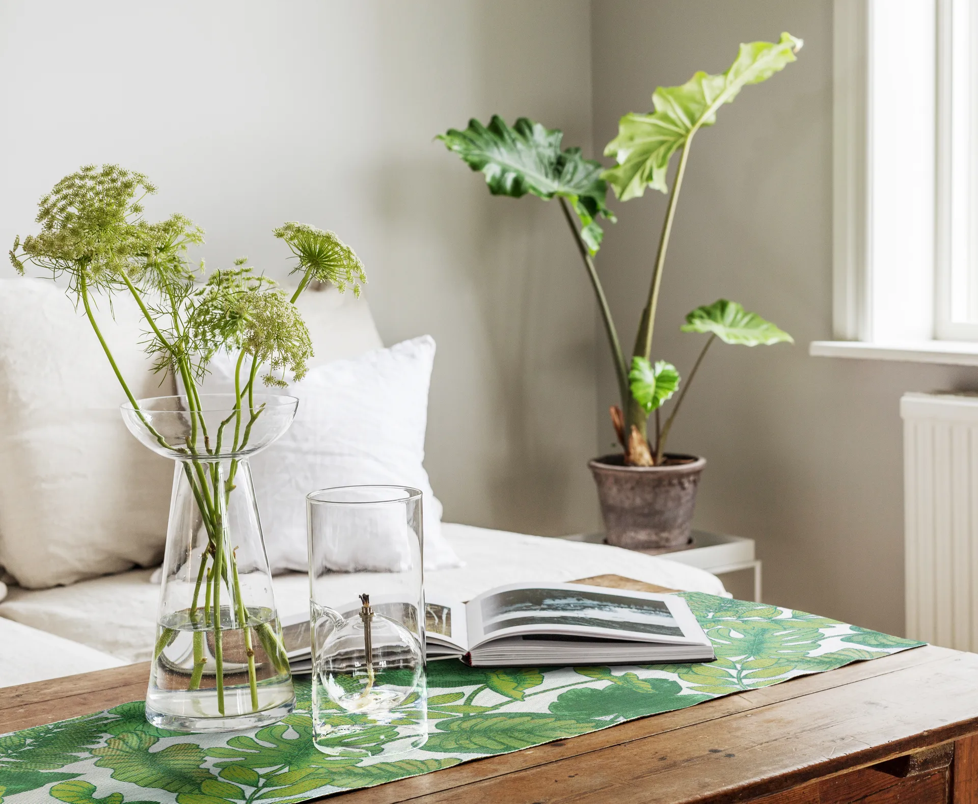 Foliage テーブルランナー 35x120 cm, Green Ekelund Linneväveri