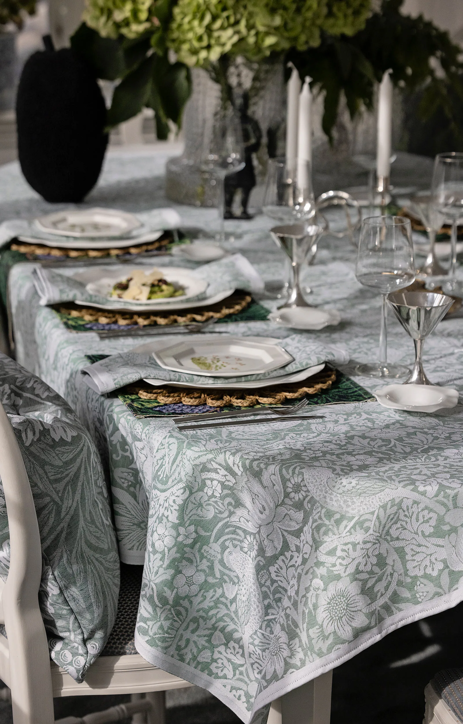 Strawberry Thief テーブルクロス 150x250 cm, Green Ekelund Linneväveri