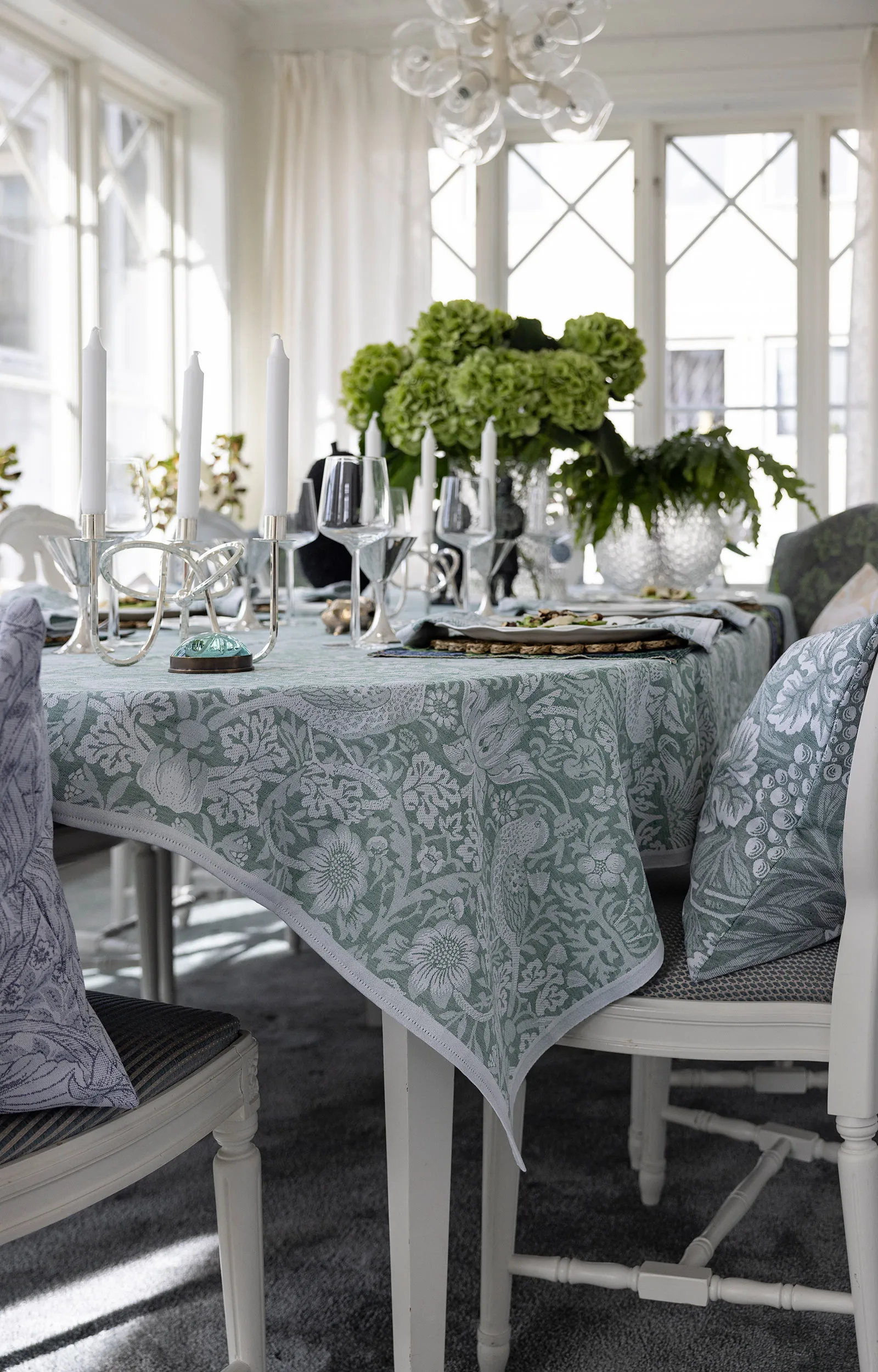 Strawberry Thief テーブルクロス 150x300 cm, Green Ekelund Linneväveri