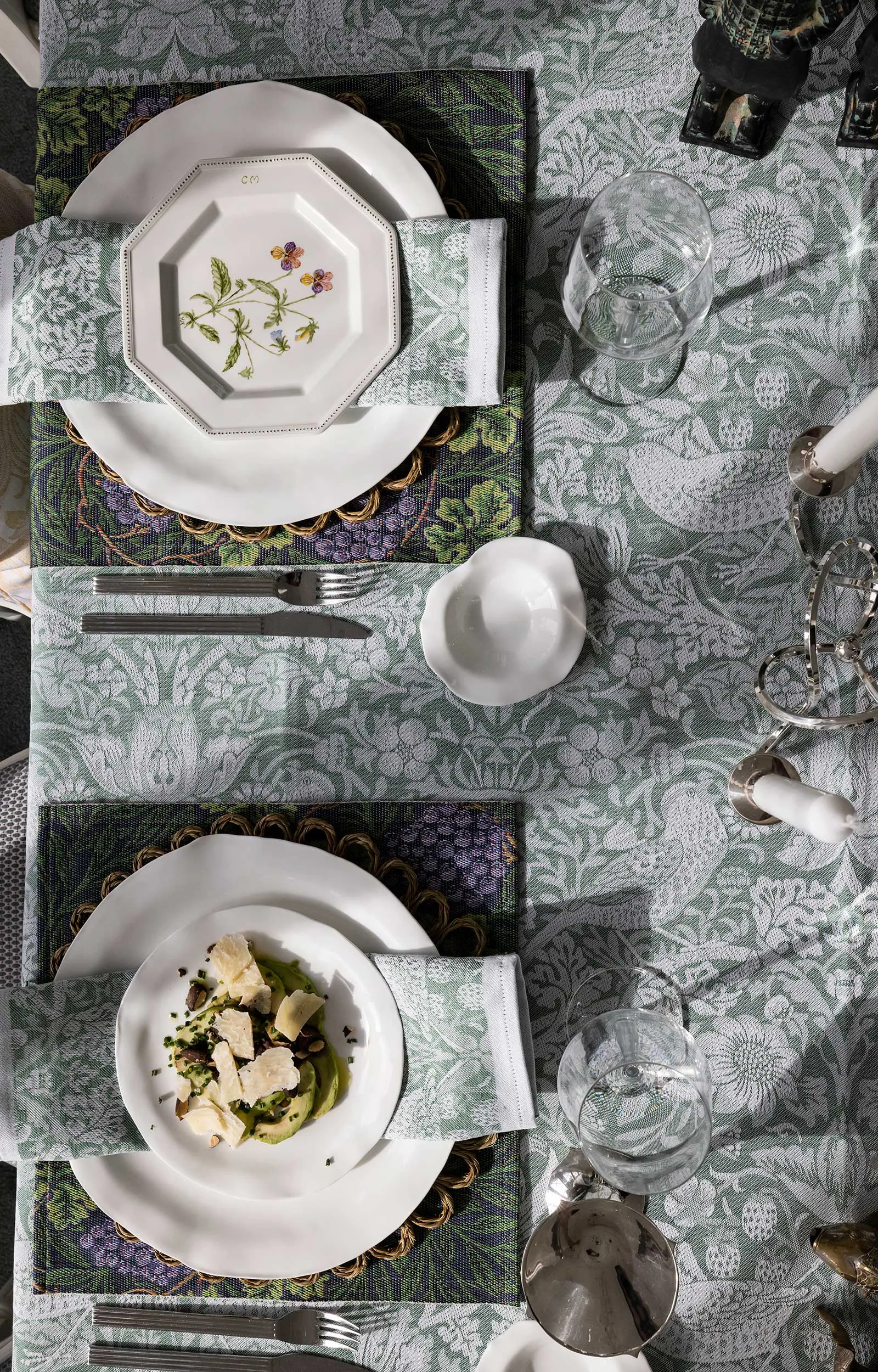 Strawberry Thief テーブルランナー 50x150 cm, Green Ekelund Linneväveri