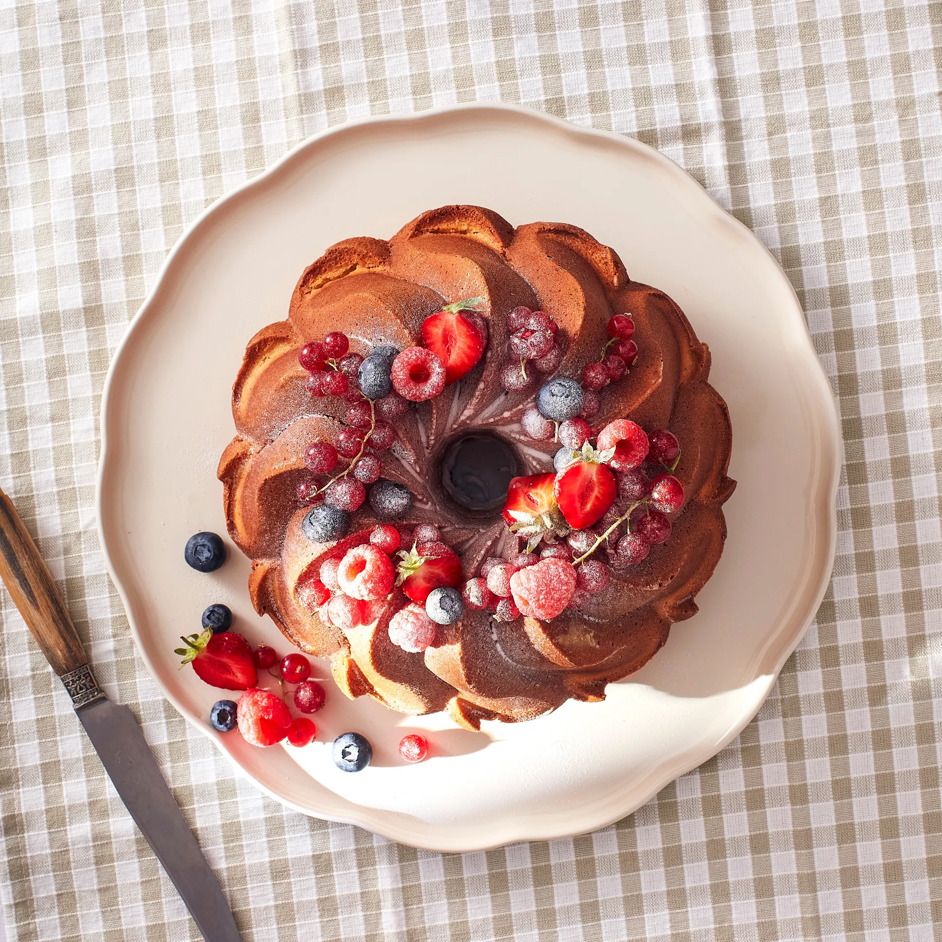 Emile Henry マドレーヌ サービングプラッター, Cream, round Emile Henry