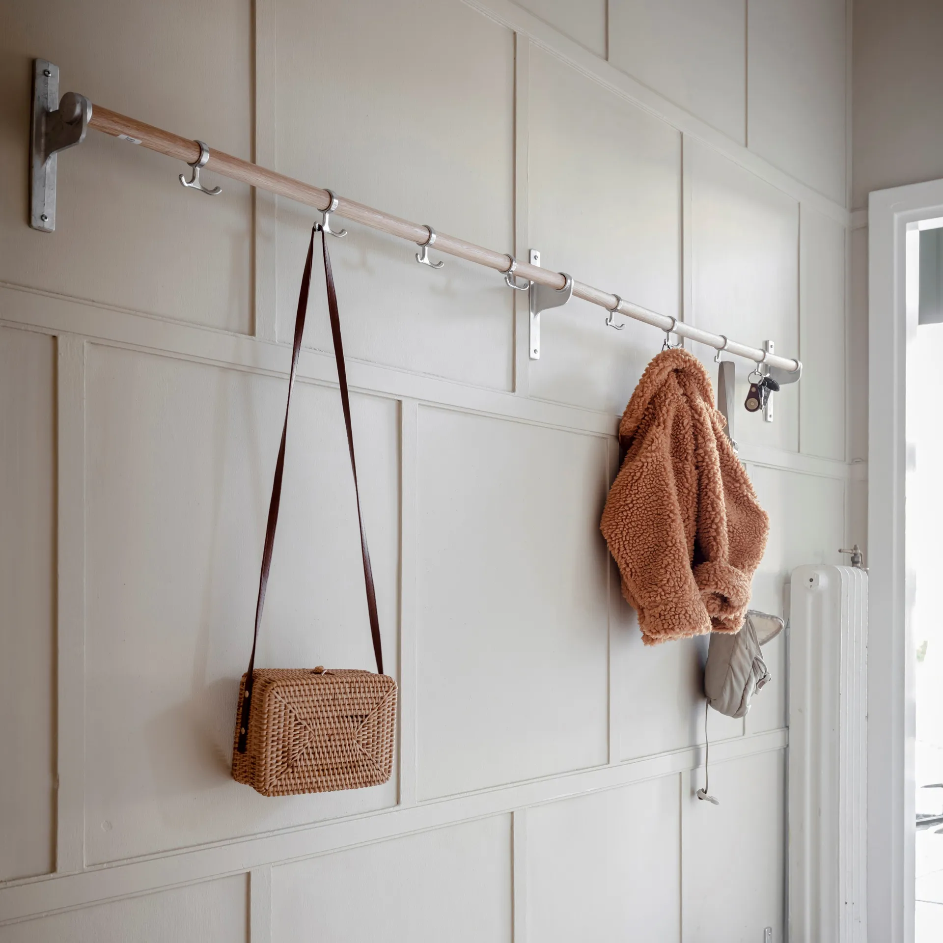 Nostalgi フック 100 cm, oak, aluminum Essem Design | エッセムデザイン