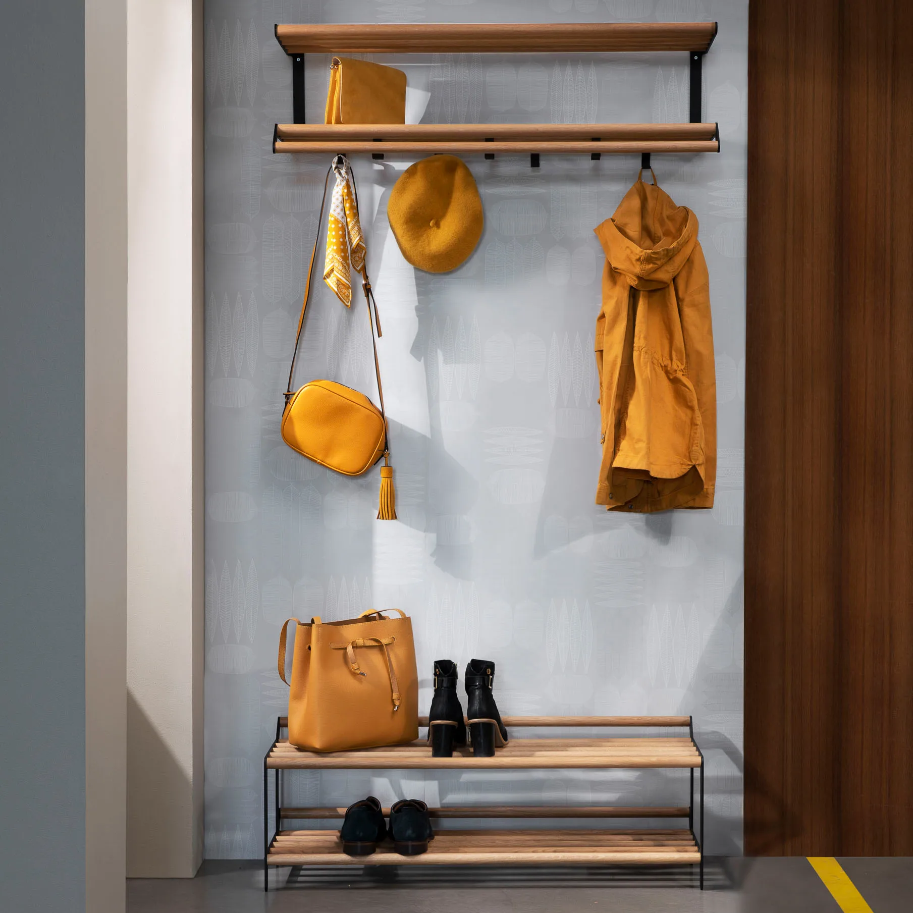 Tamburin ハットシェルフ 60 cm, oak-black Essem Design | エッセムデザイン