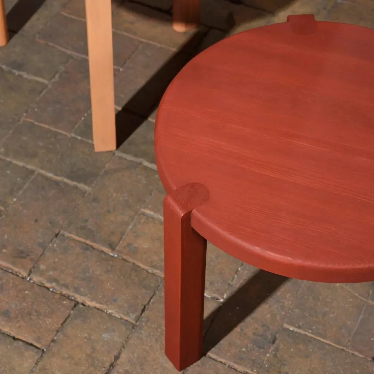 D108 Ragnesminde コーヒーテーブル Ø48 cm, Carmine red FDB Møbler