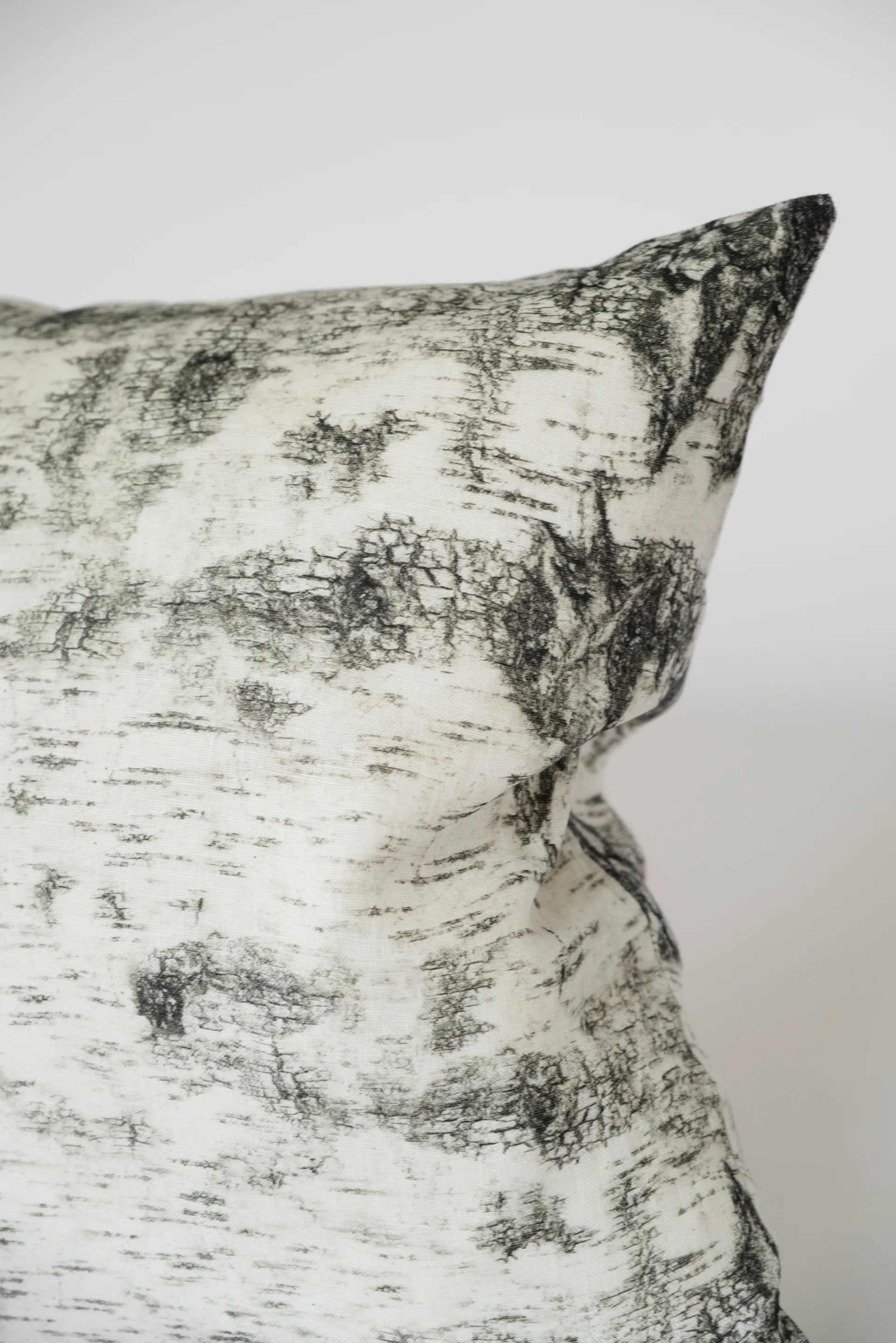 Bark クッションカバー 48x48 cm, Black-white Fine Little Day | ファインリトルデイ