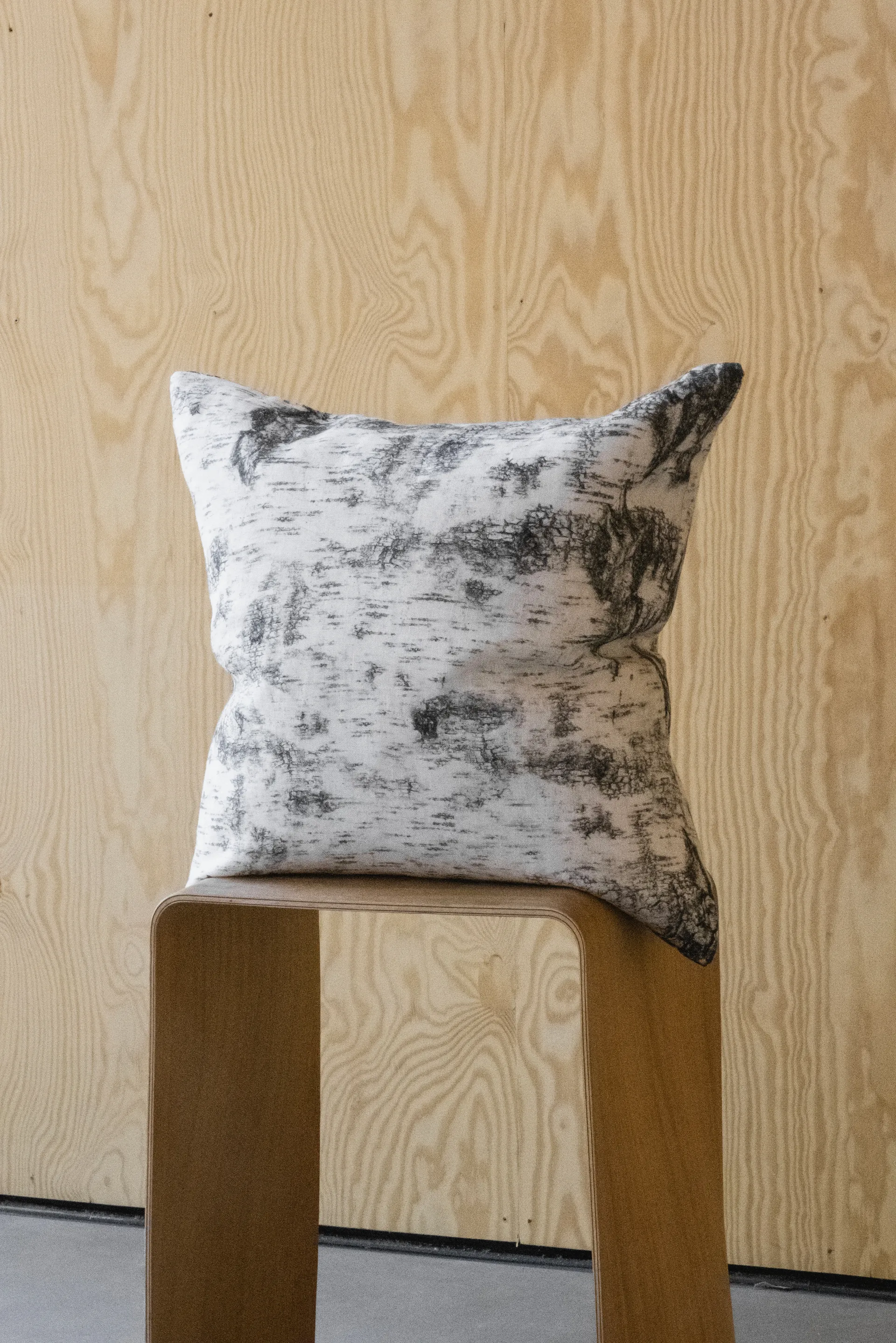 Bark クッションカバー 48x48 cm, Black-white Fine Little Day | ファインリトルデイ