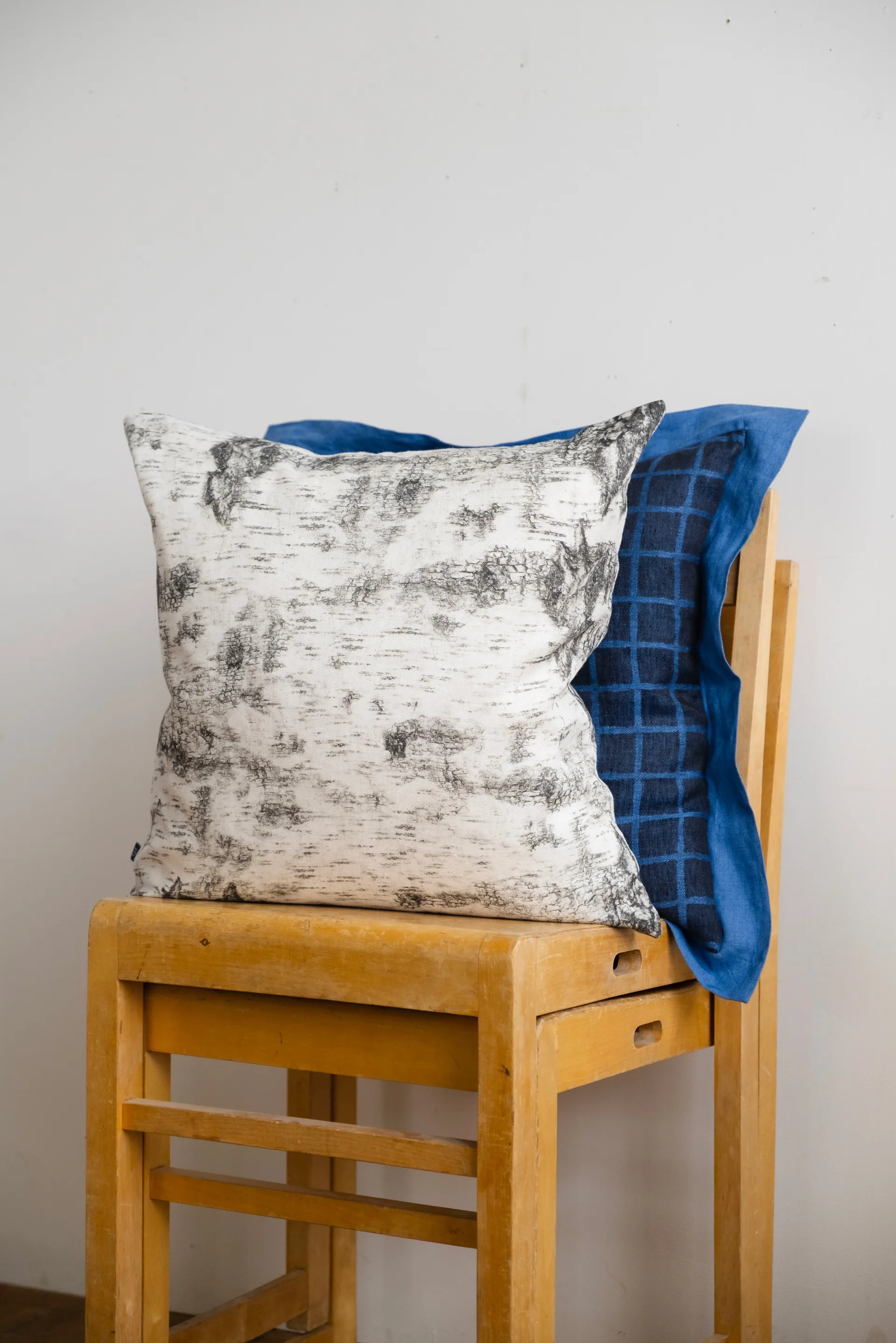 Bark クッションカバー 48x48 cm, Black-white Fine Little Day | ファインリトルデイ