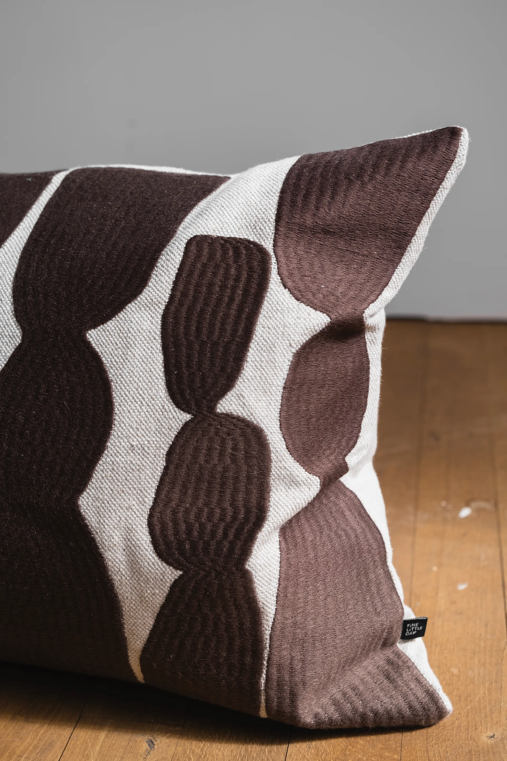 Bowie クッションカバー 38x58 cm, Mocca Fine Little Day | ファインリトルデイ