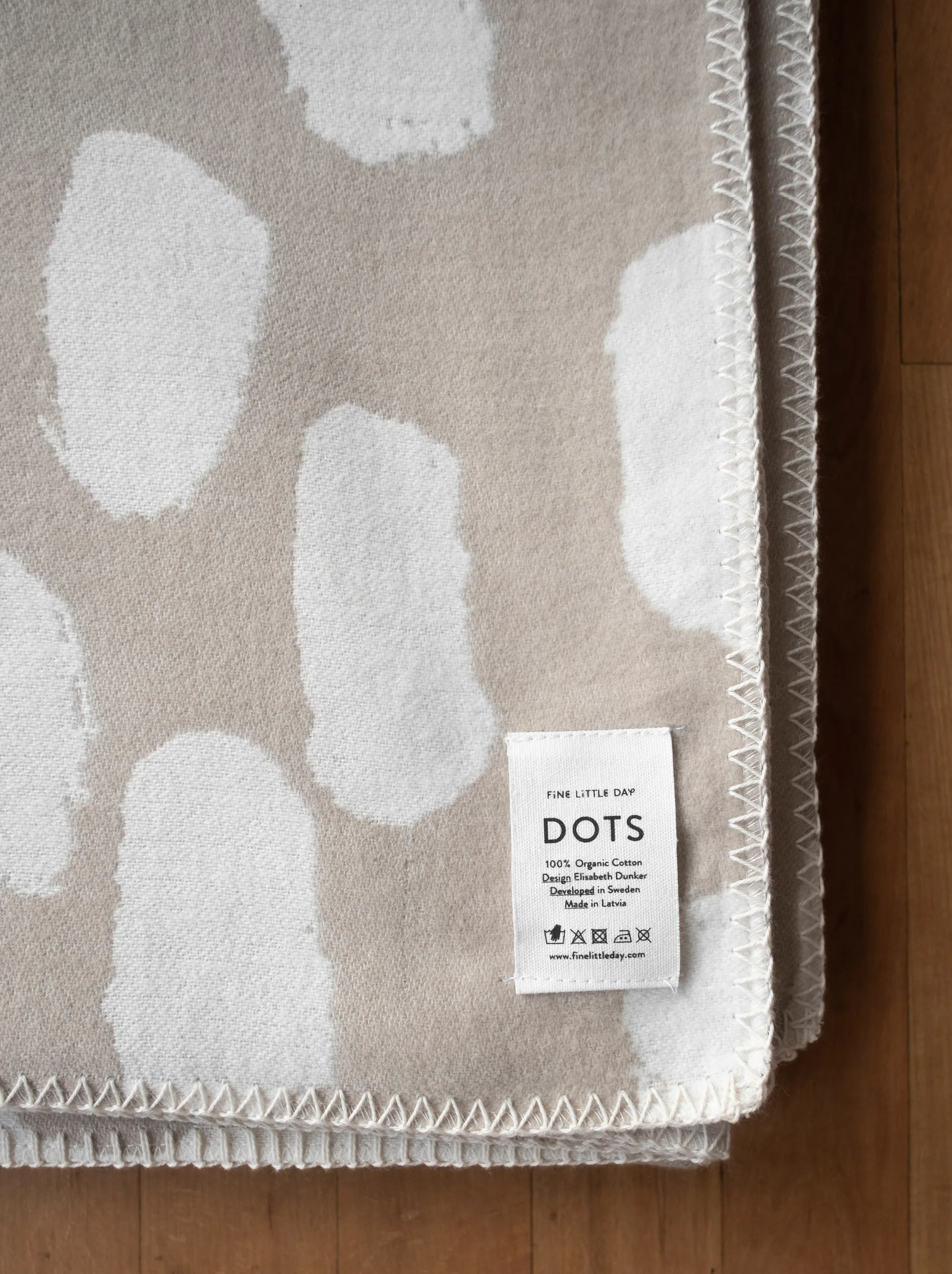 Dots スロー 140x180 cm, Beige Fine Little Day | ファインリトルデイ