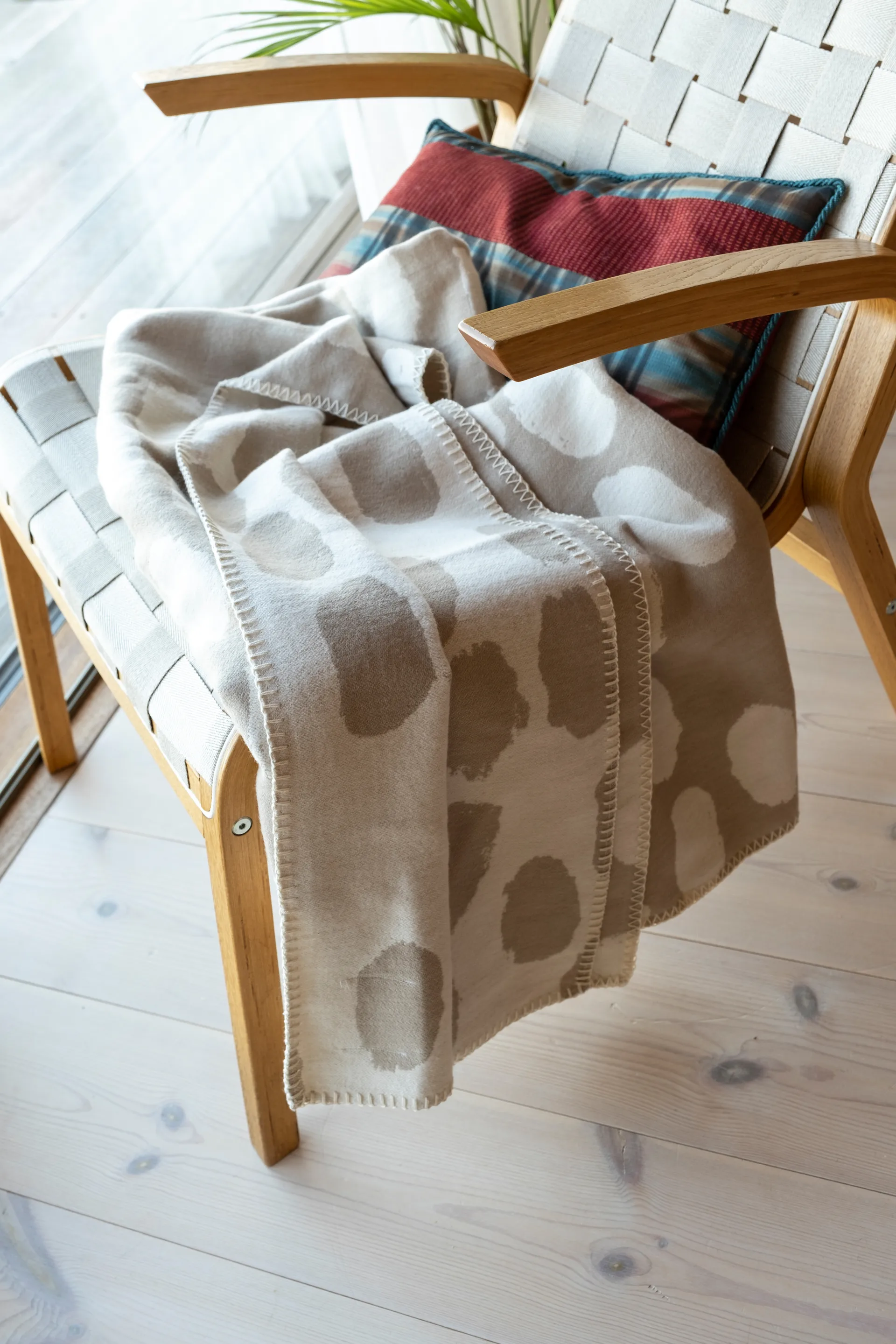 Dots スロー 140x180 cm, Beige Fine Little Day | ファインリトルデイ