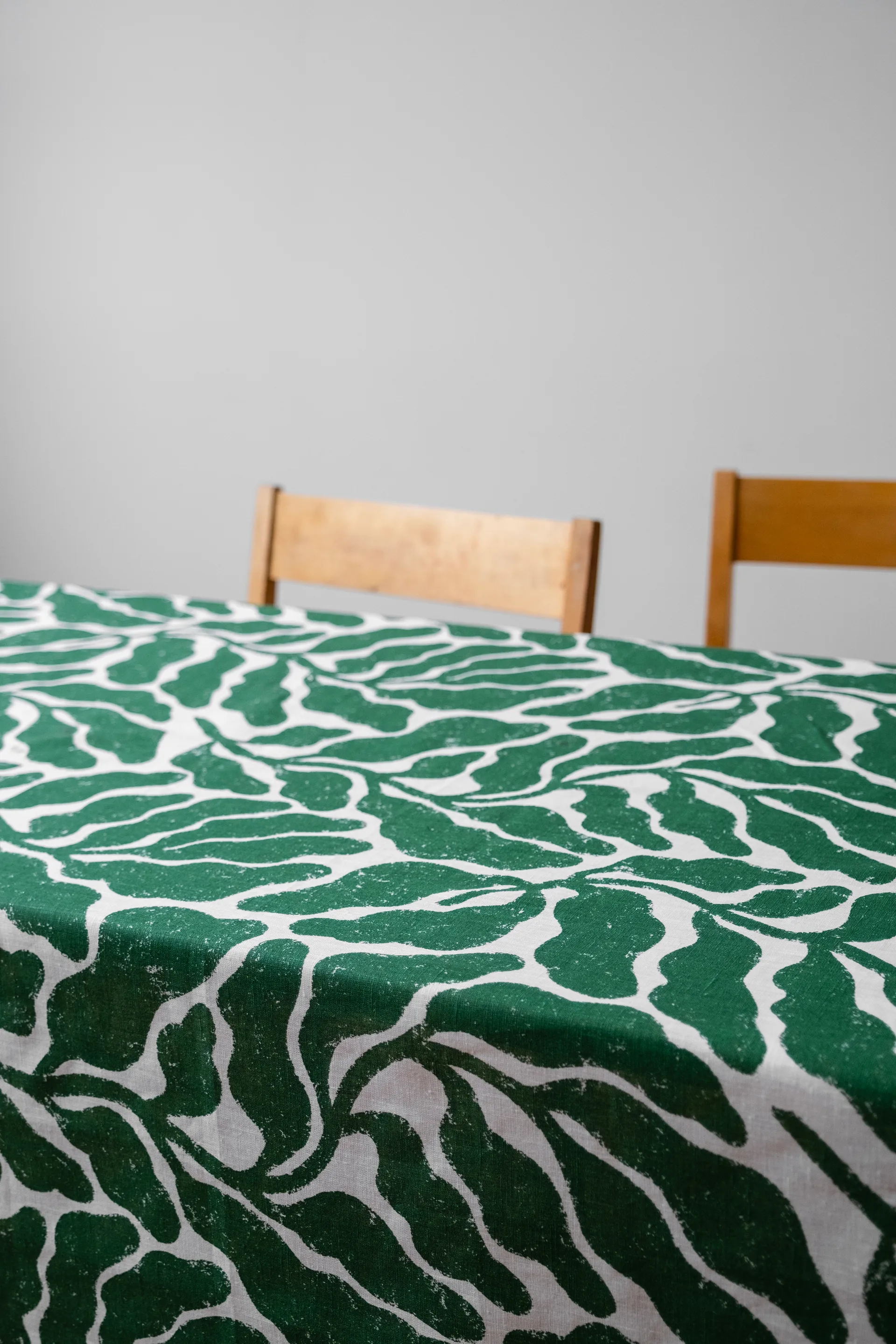 Leaves テーブルクロス 149x250 cm, Green Fine Little Day | ファインリトルデイ