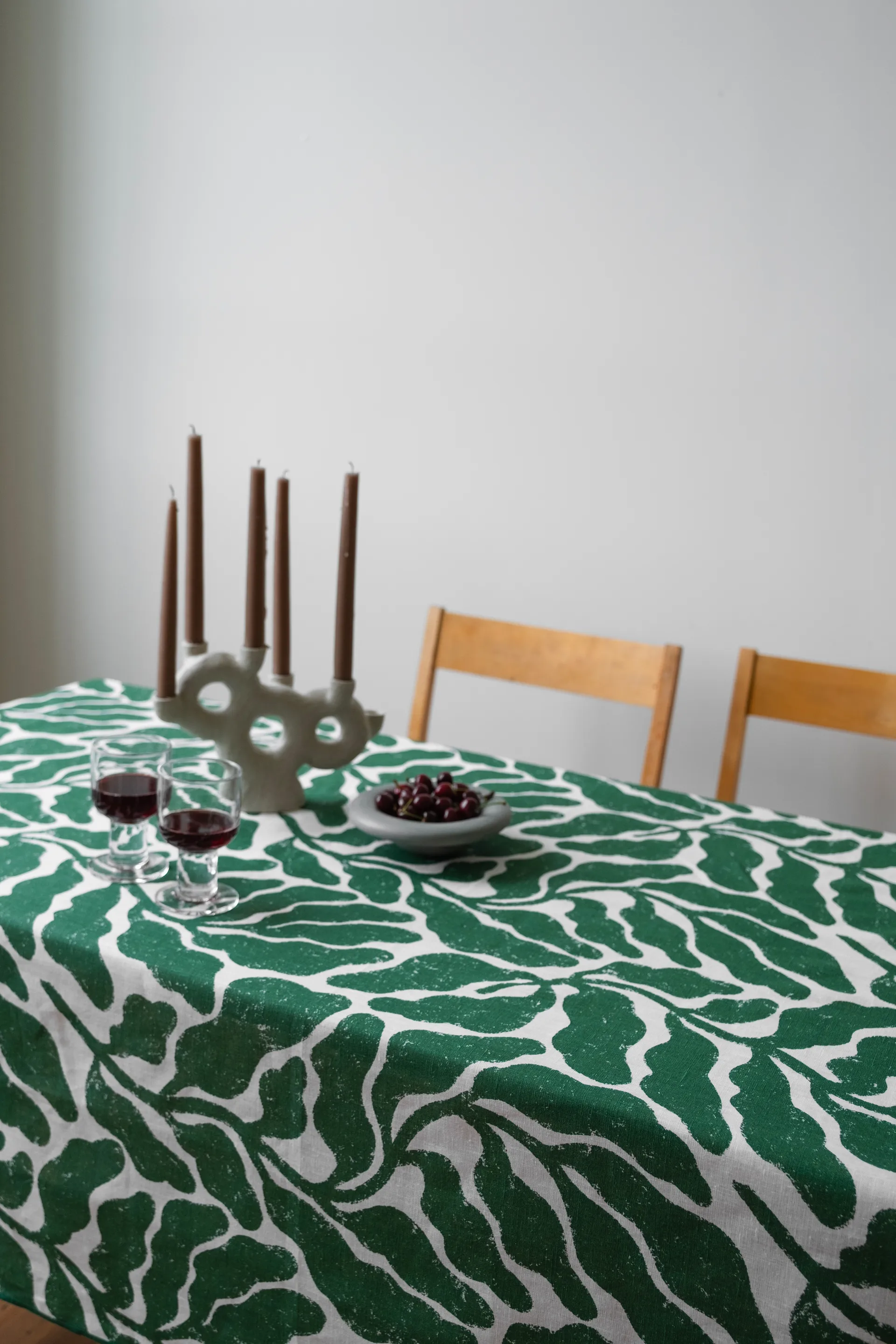 Leaves テーブルクロス 149x250 cm, Green Fine Little Day | ファインリトルデイ