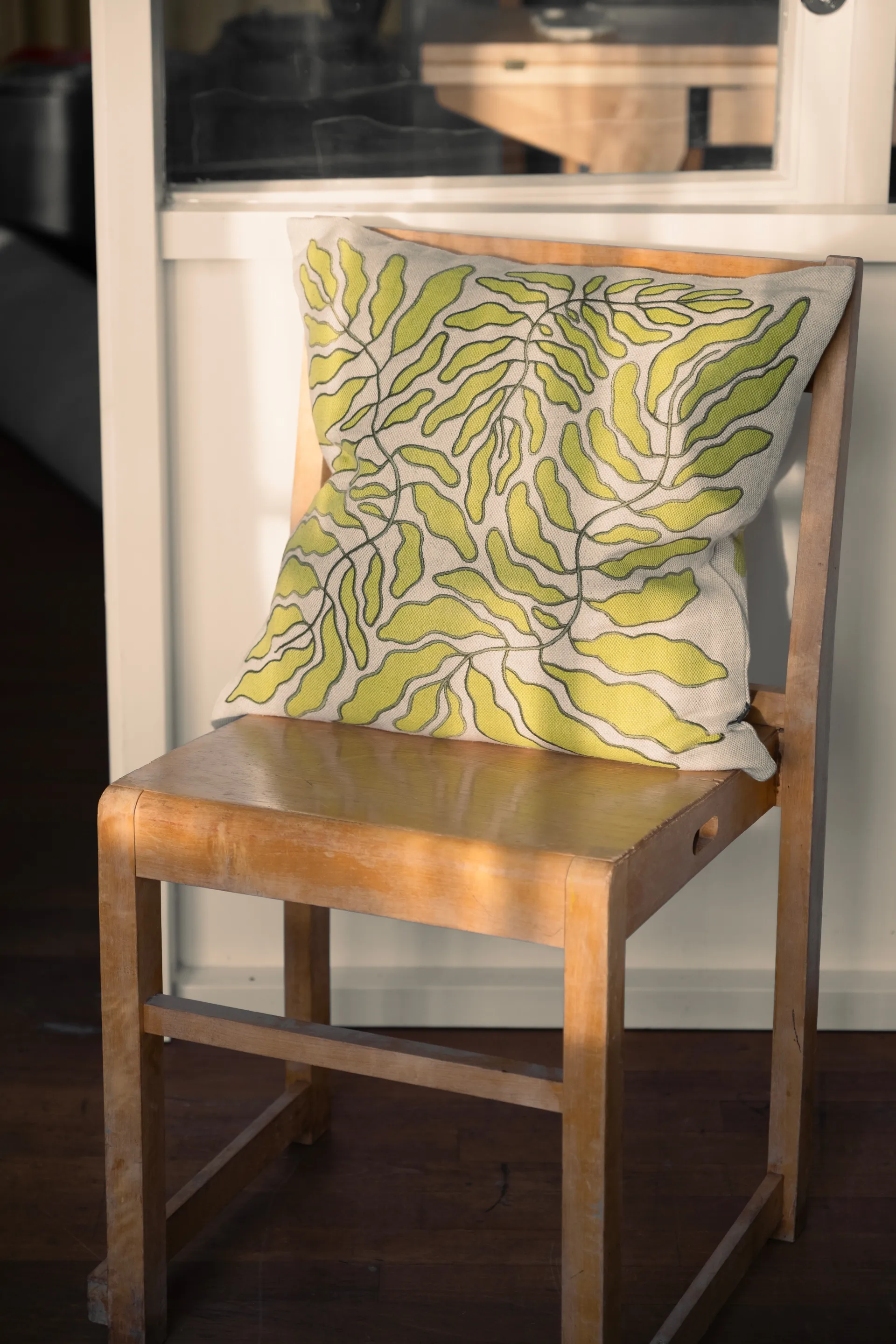 Leaves クッションカバー 刺繍 48x48 cm, Lime-nature Fine Little Day | ファインリトルデイ