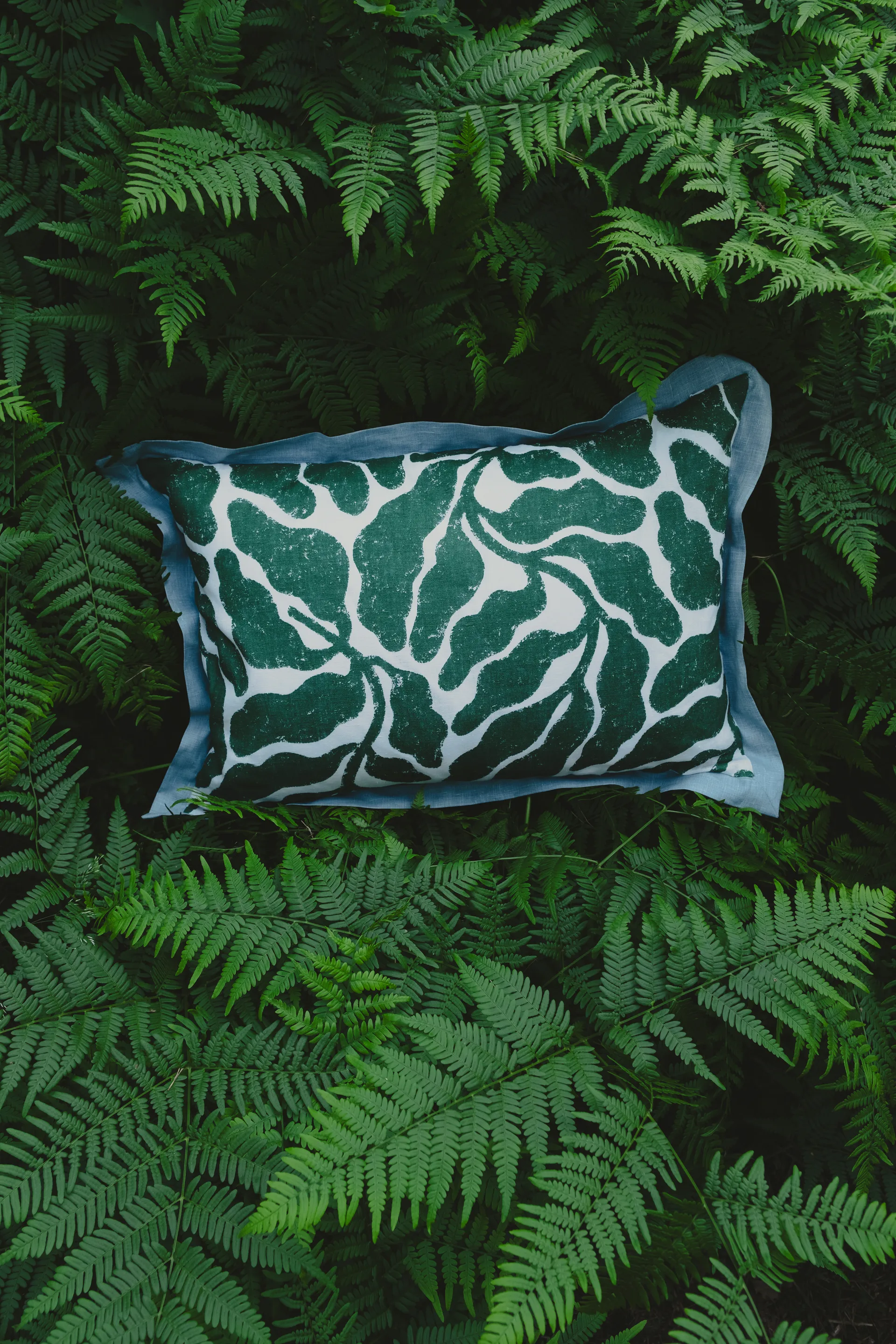 Leaves クッションカバー コントラストウィング 48x68 cm, Green-Blue Fine Little Day | ファインリトルデイ