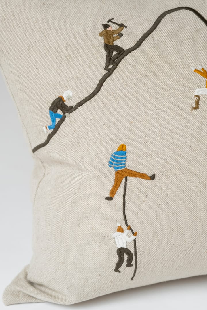 Mountain climbers クッションカバー 48x48 cm, Natural Fine Little Day | ファインリトルデイ