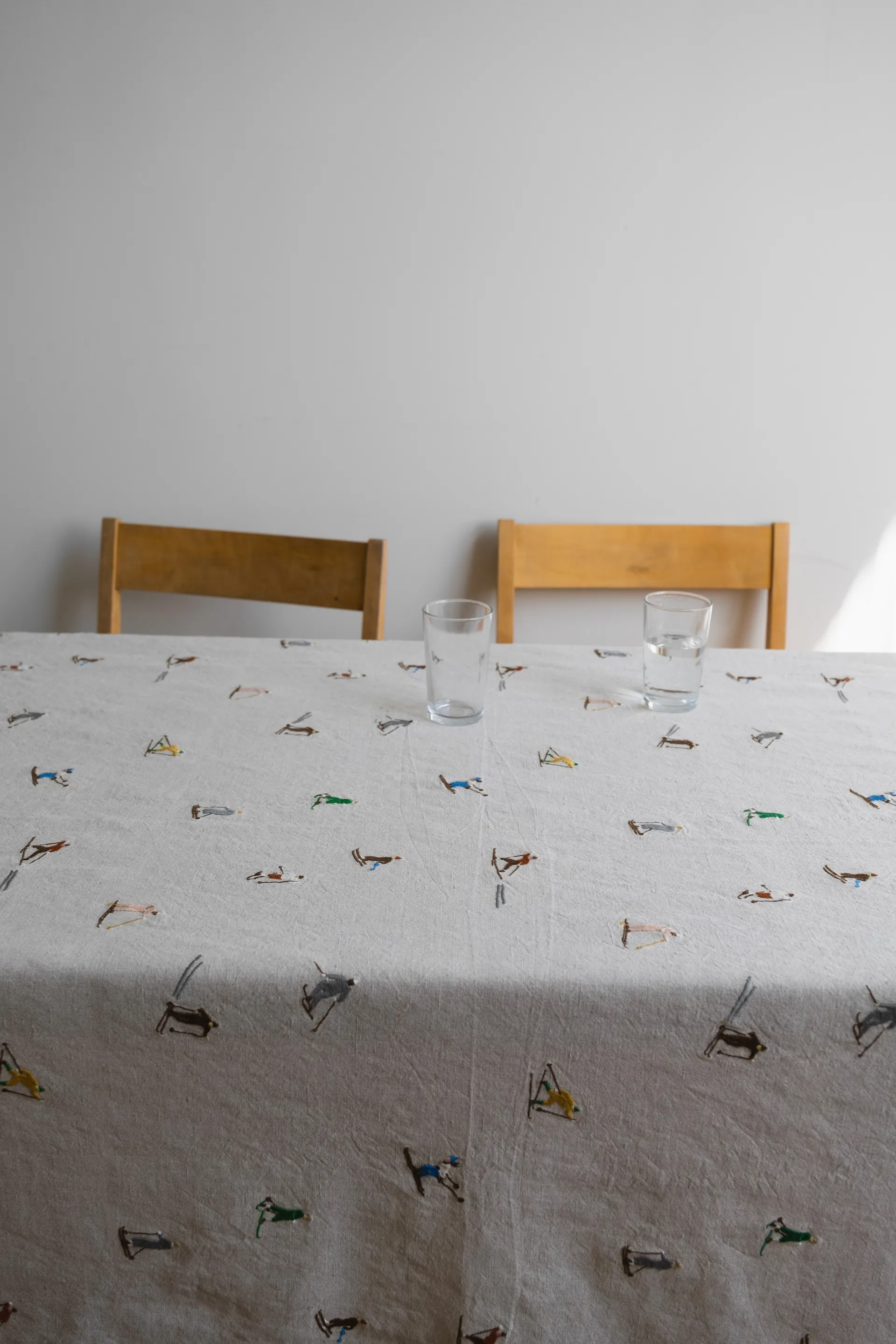 Skiers テーブルクロス 147x250 cm, Natural Fine Little Day | ファインリトルデイ